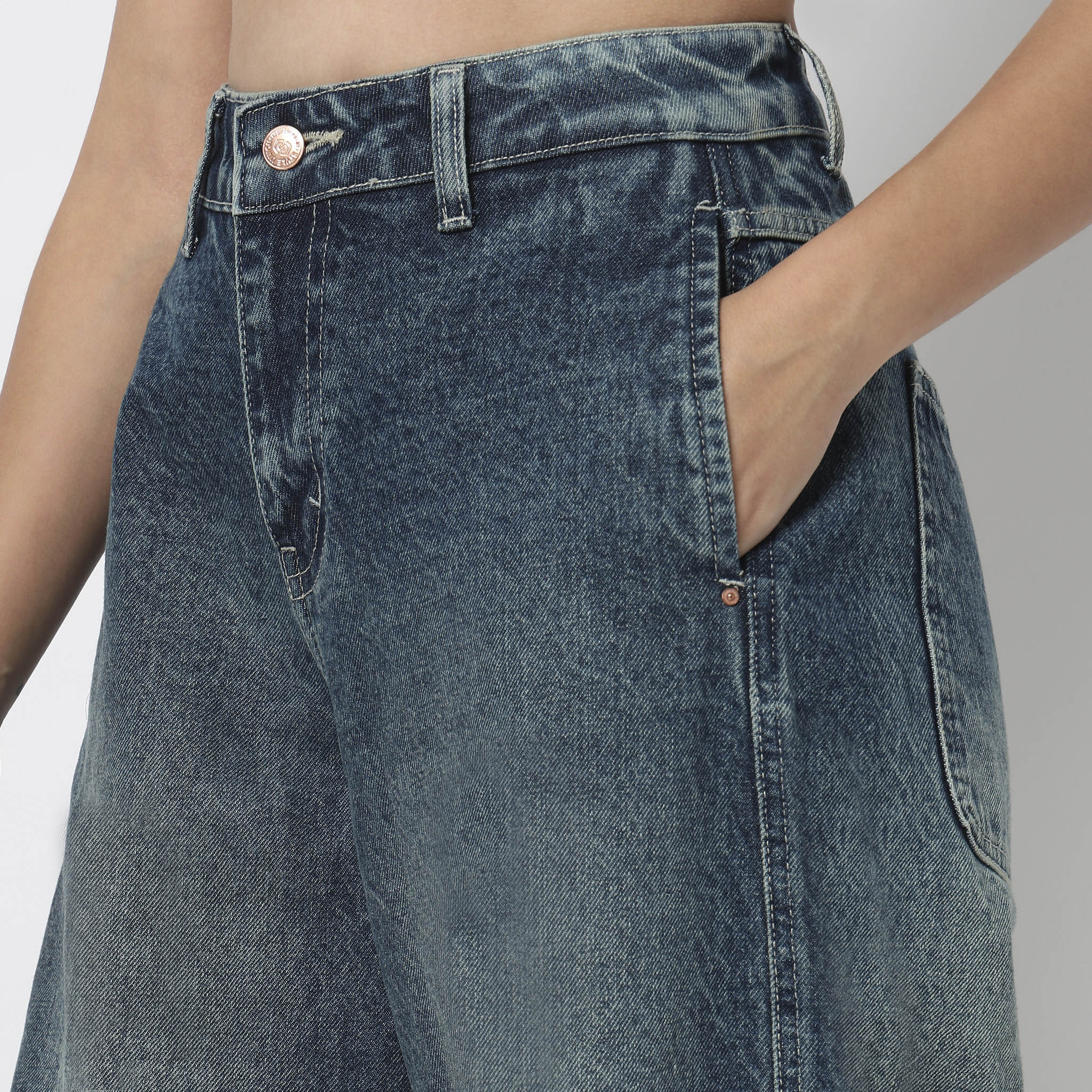 Low Waist Barrel Fit Jeans - Image 4
