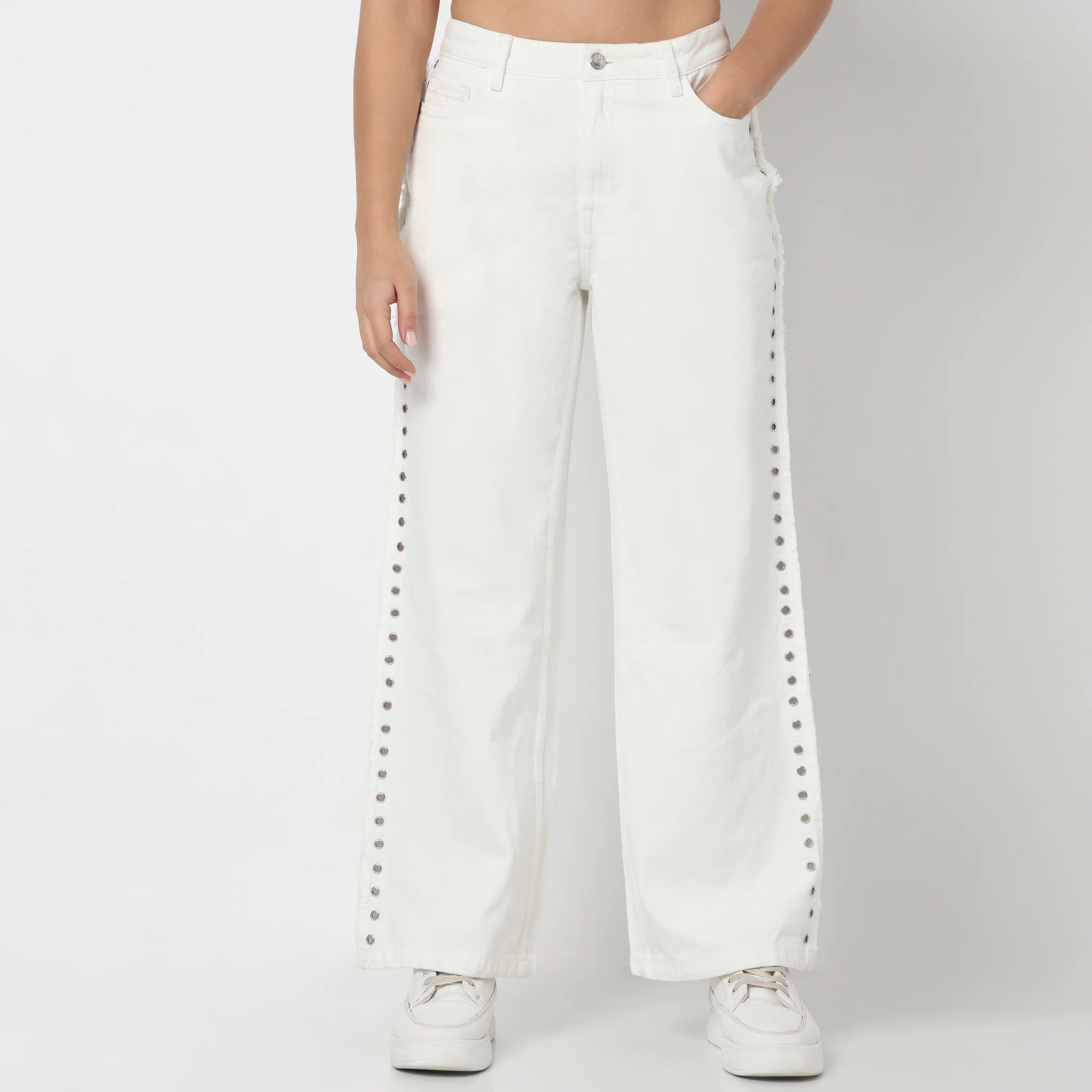 Low Waist Straight Fit Baisc Denim With Tinted Look - Image 2