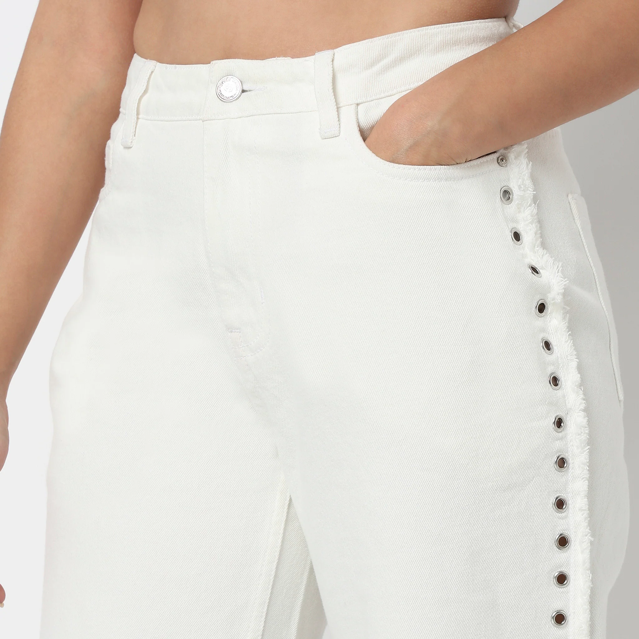 Low Waist Straight Fit Baisc Denim With Tinted Look - Image 4