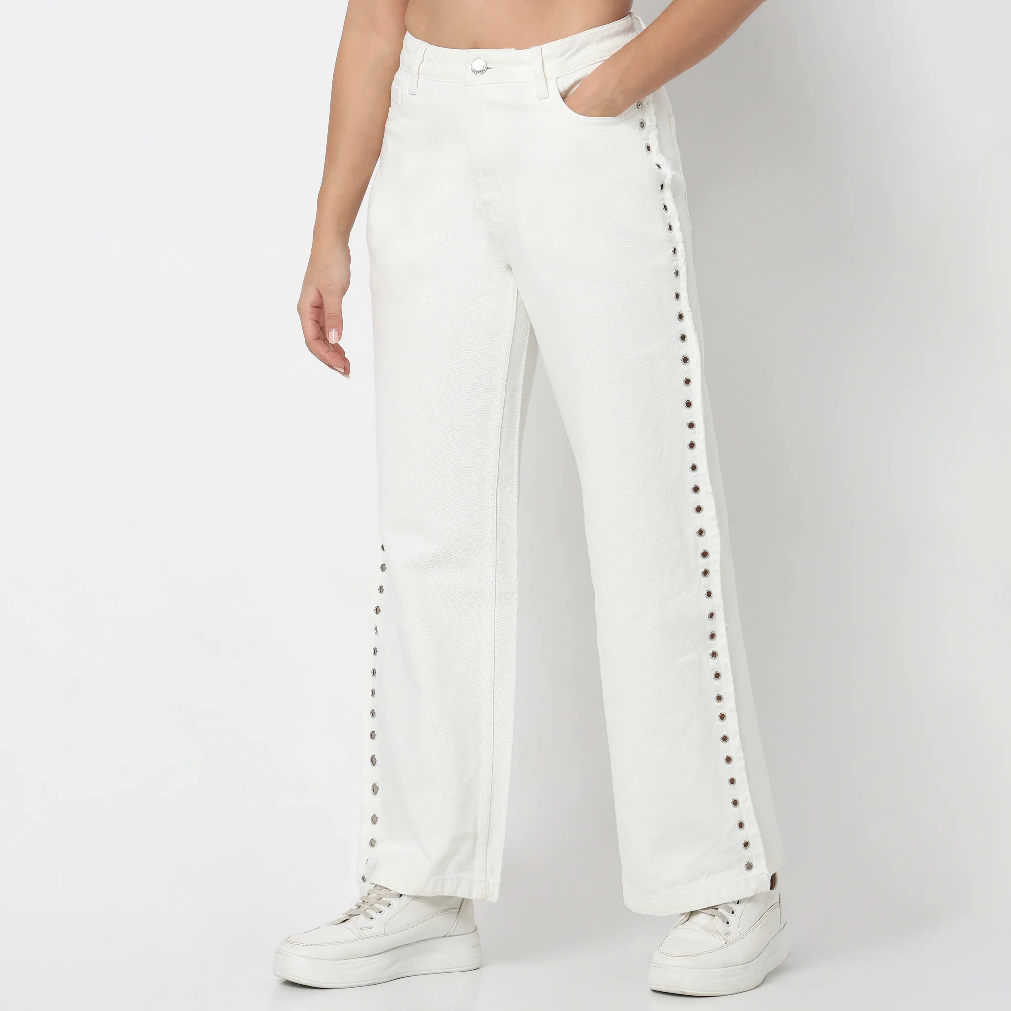 Low Waist Straight Fit Baisc Denim With Tinted Look - Image 5