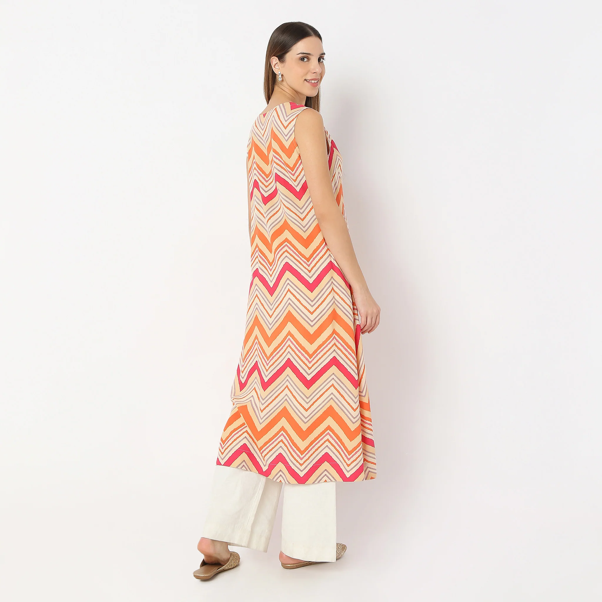 Printed Below Knee V-Neck Sleeveless Flared Kurta - Image 3