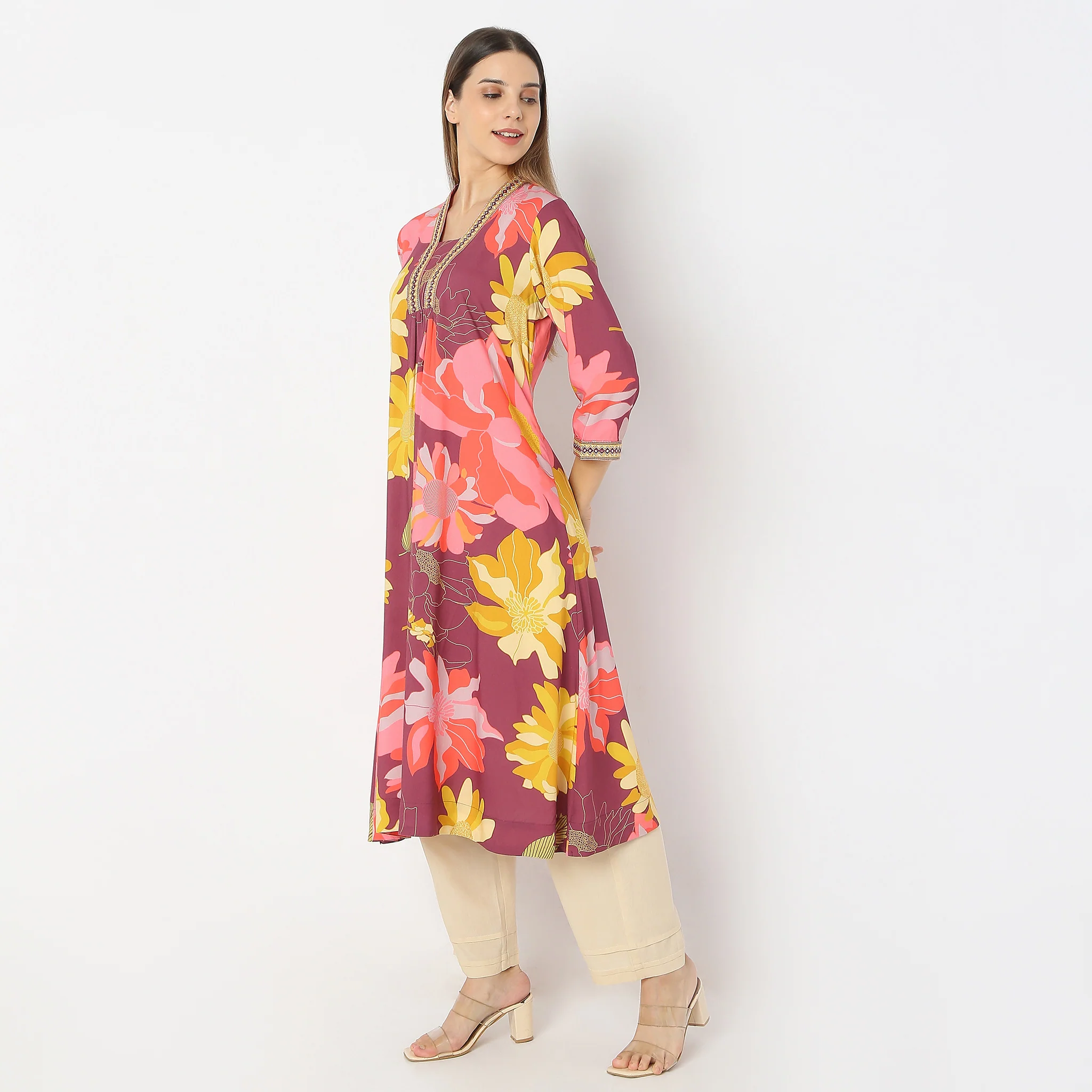 Printed Below Knee V-Neck Flared Kurta - Image 10