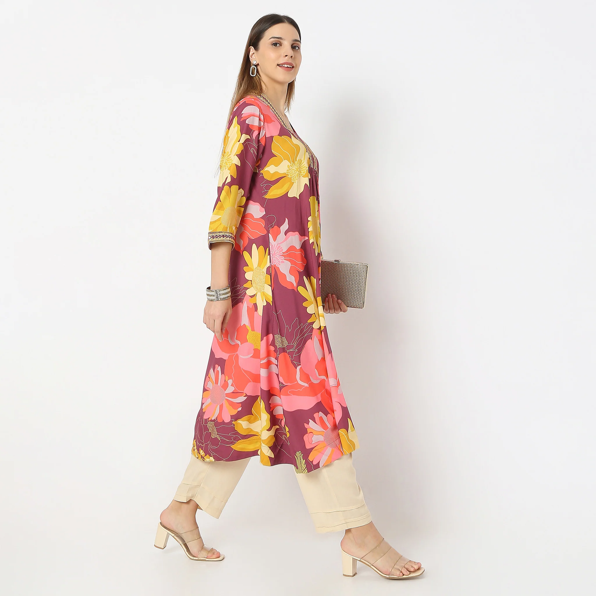 Printed Below Knee V-Neck Flared Kurta - Image 6