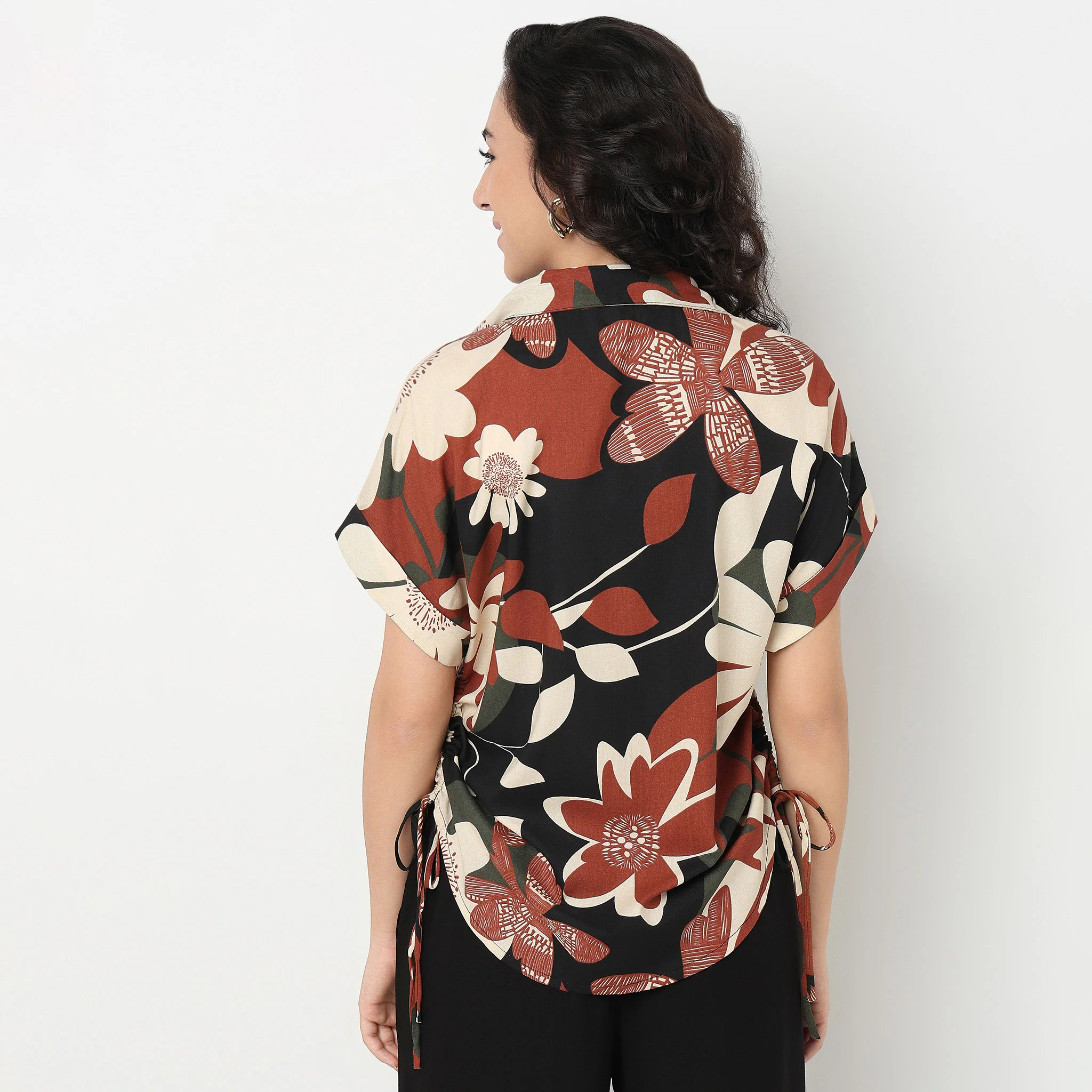 Printed Boxy Fit Shirt Collar Shrug With Smocked Croptop And Pants Set - Image 3