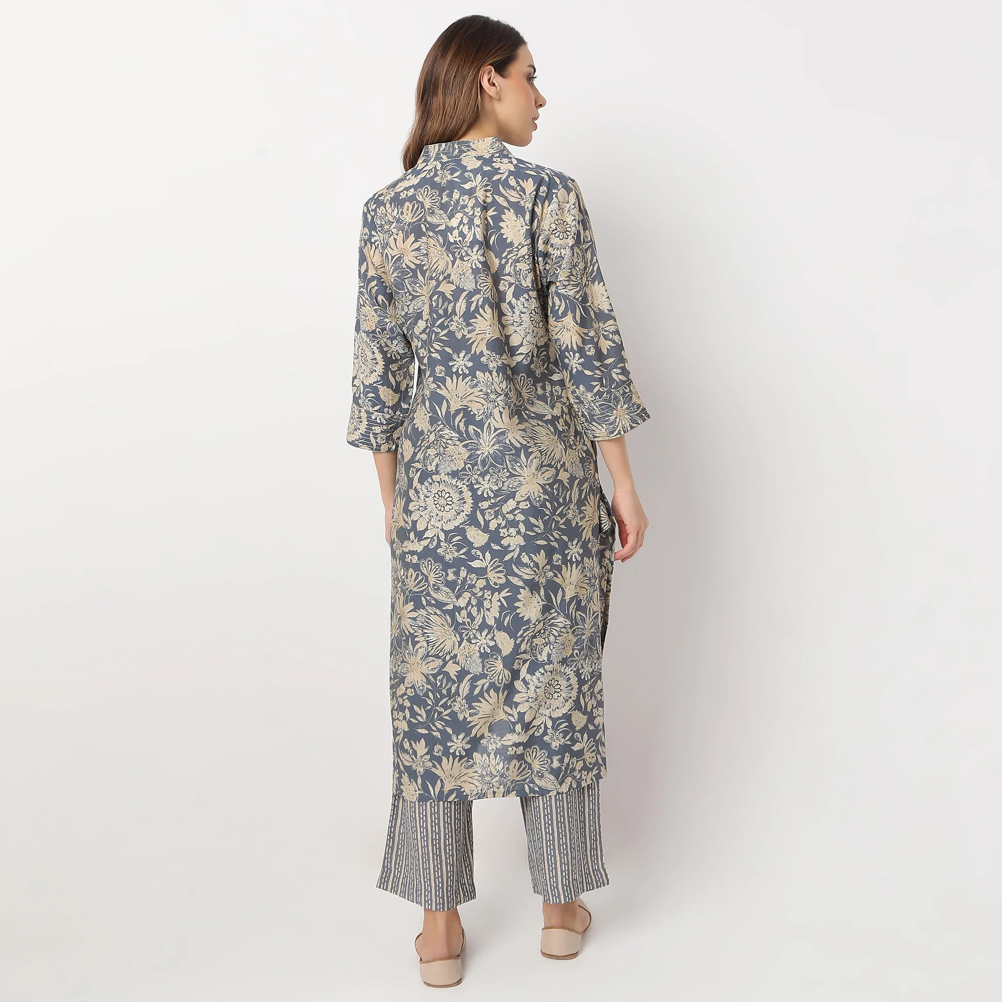Printed Calf Length V Neck Straight Kurta With Pant Set - Image 3