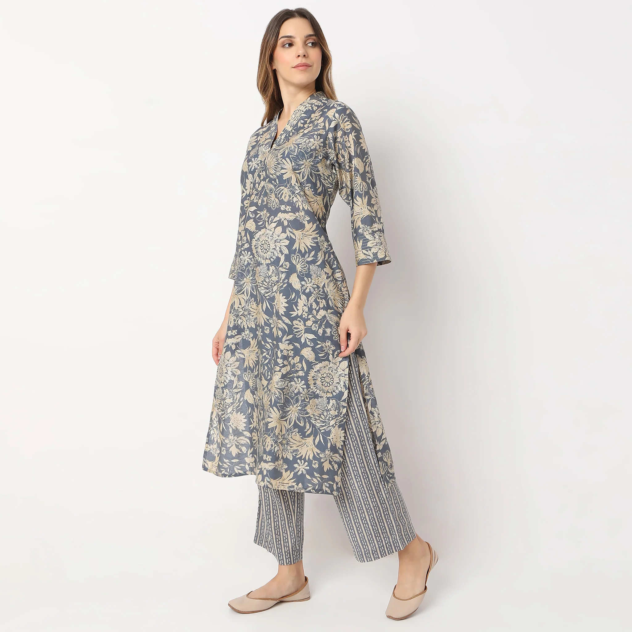 Printed Calf Length V Neck Straight Kurta With Pant Set - Image 5