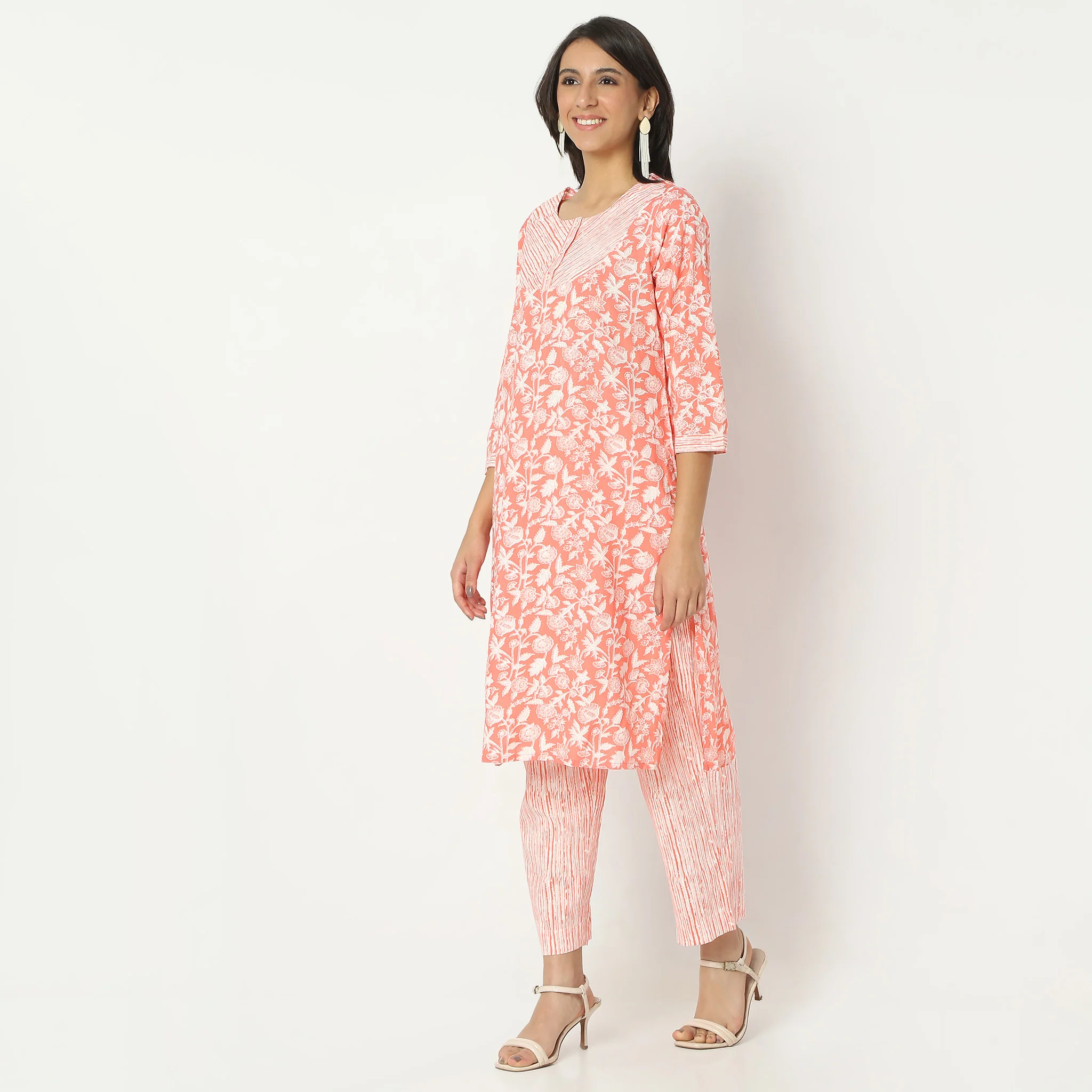 Knee Length Straight Printed Yoke Kurta - Image 10