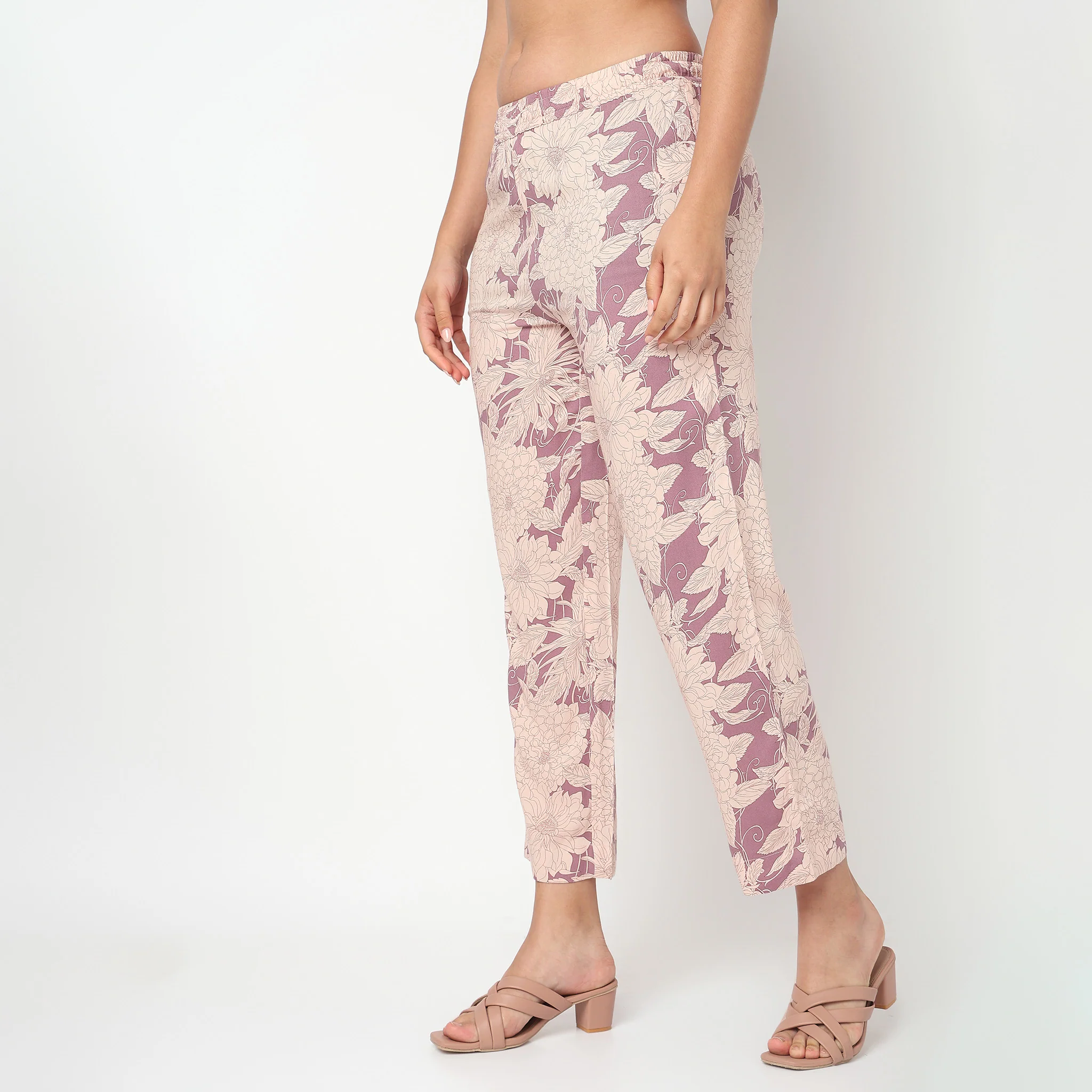 Printed Mid Rise Pants - Image 10