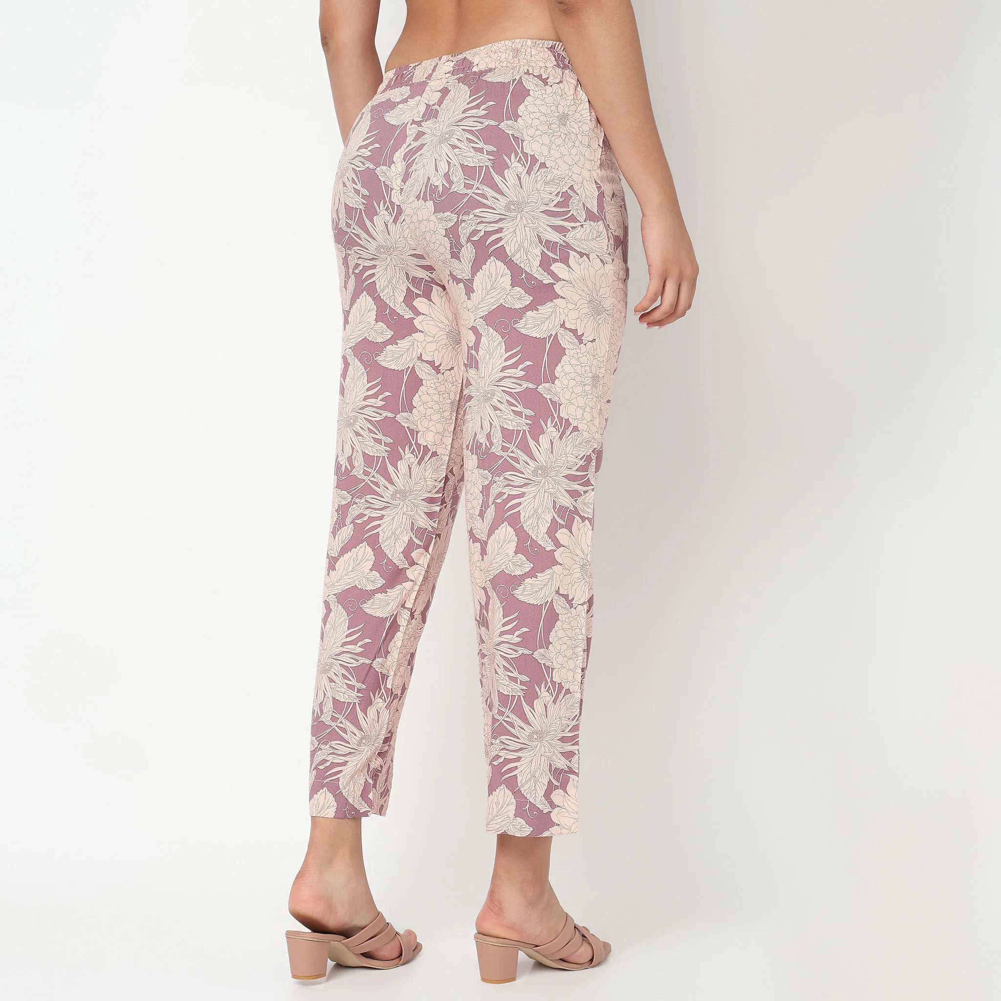 Printed Mid Rise Pants - Image 8