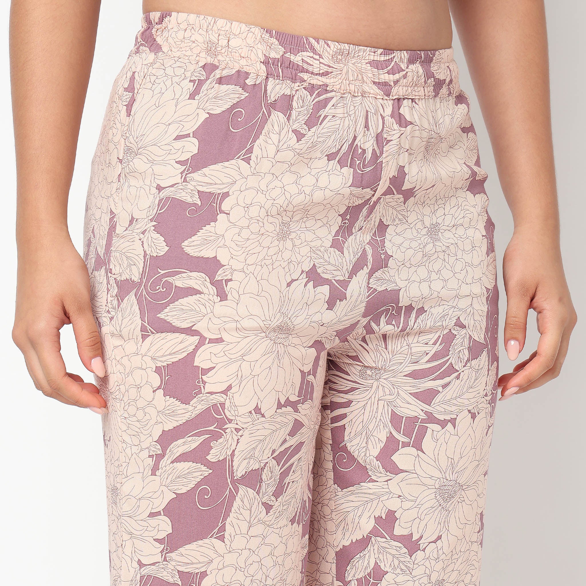 Printed Mid Rise Pants - Image 9