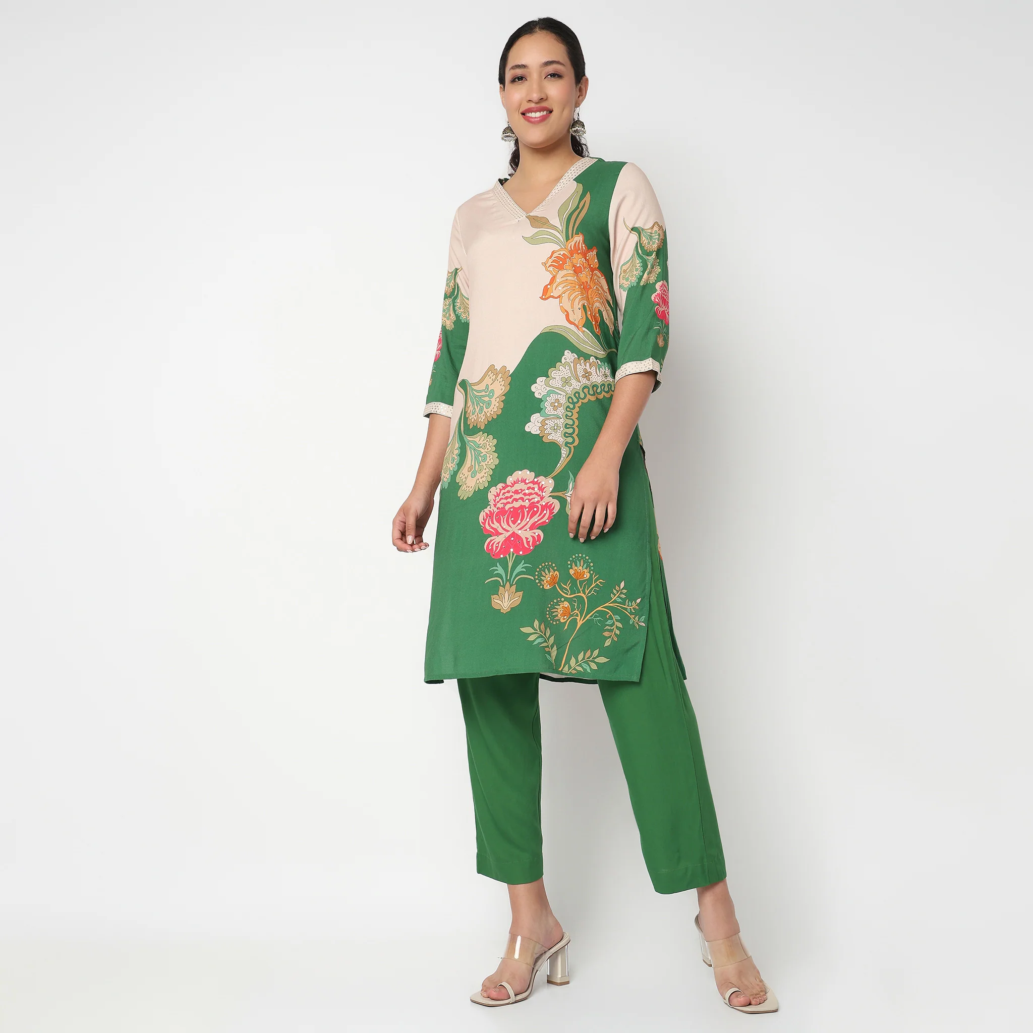Printed V-Neck Kurta and Pant set - Image 2