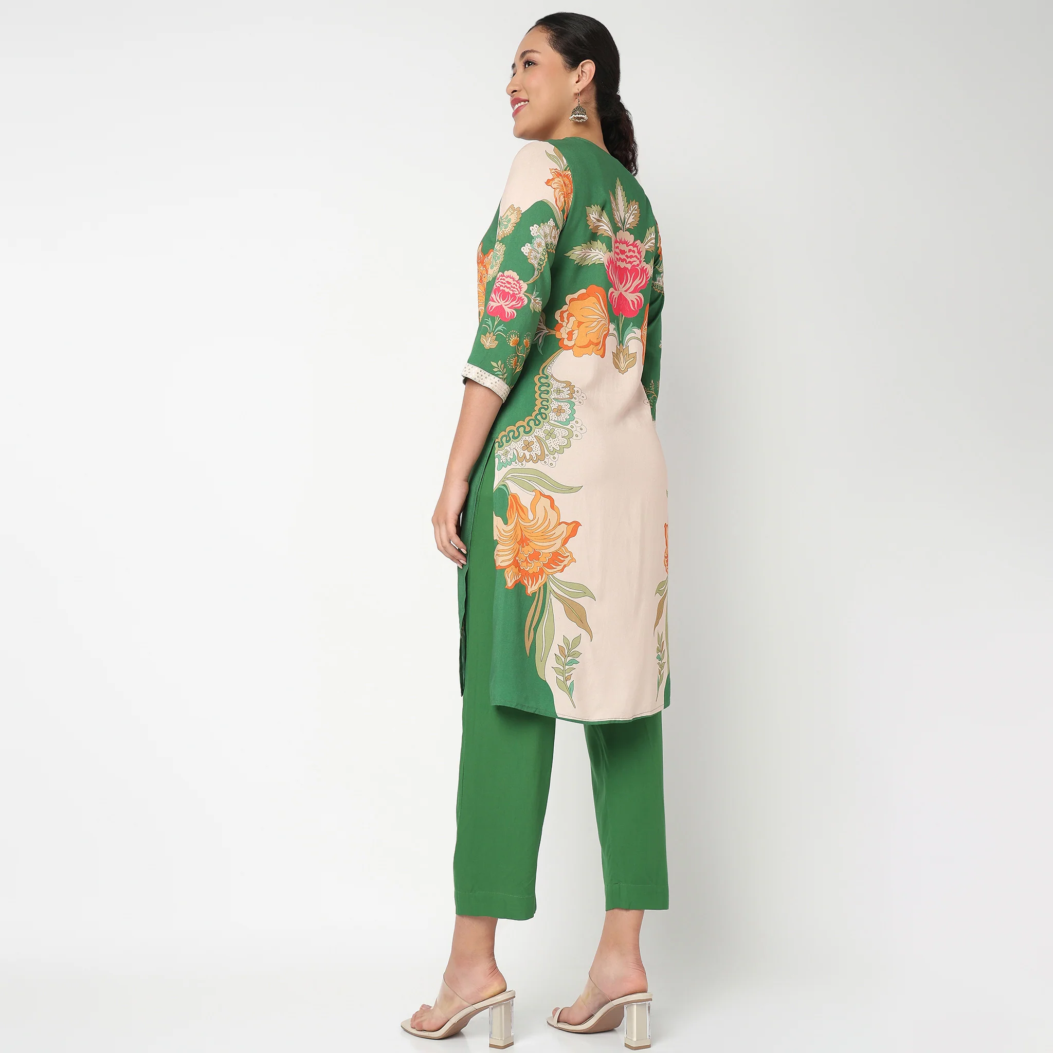 Printed V-Neck Kurta and Pant set - Image 3