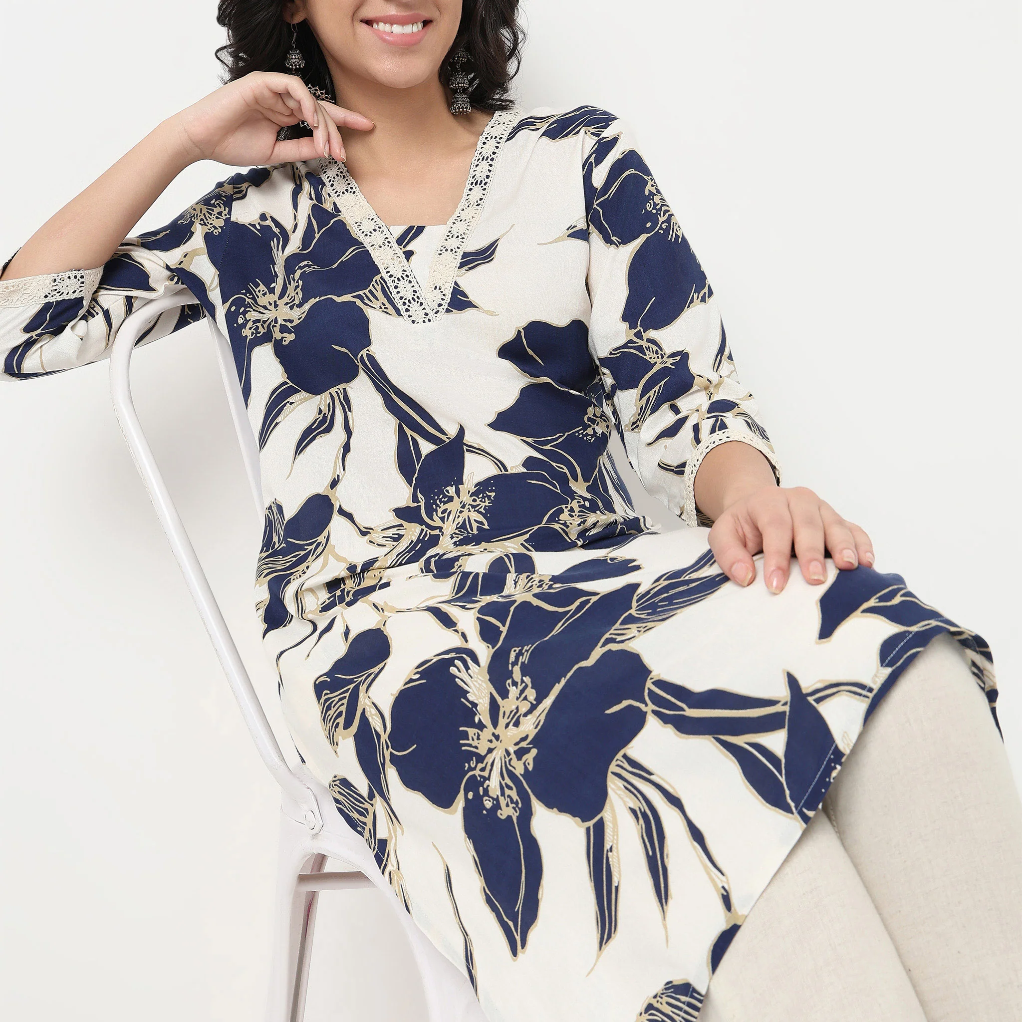 Printed V Neck Kurta With Lace - Image 4