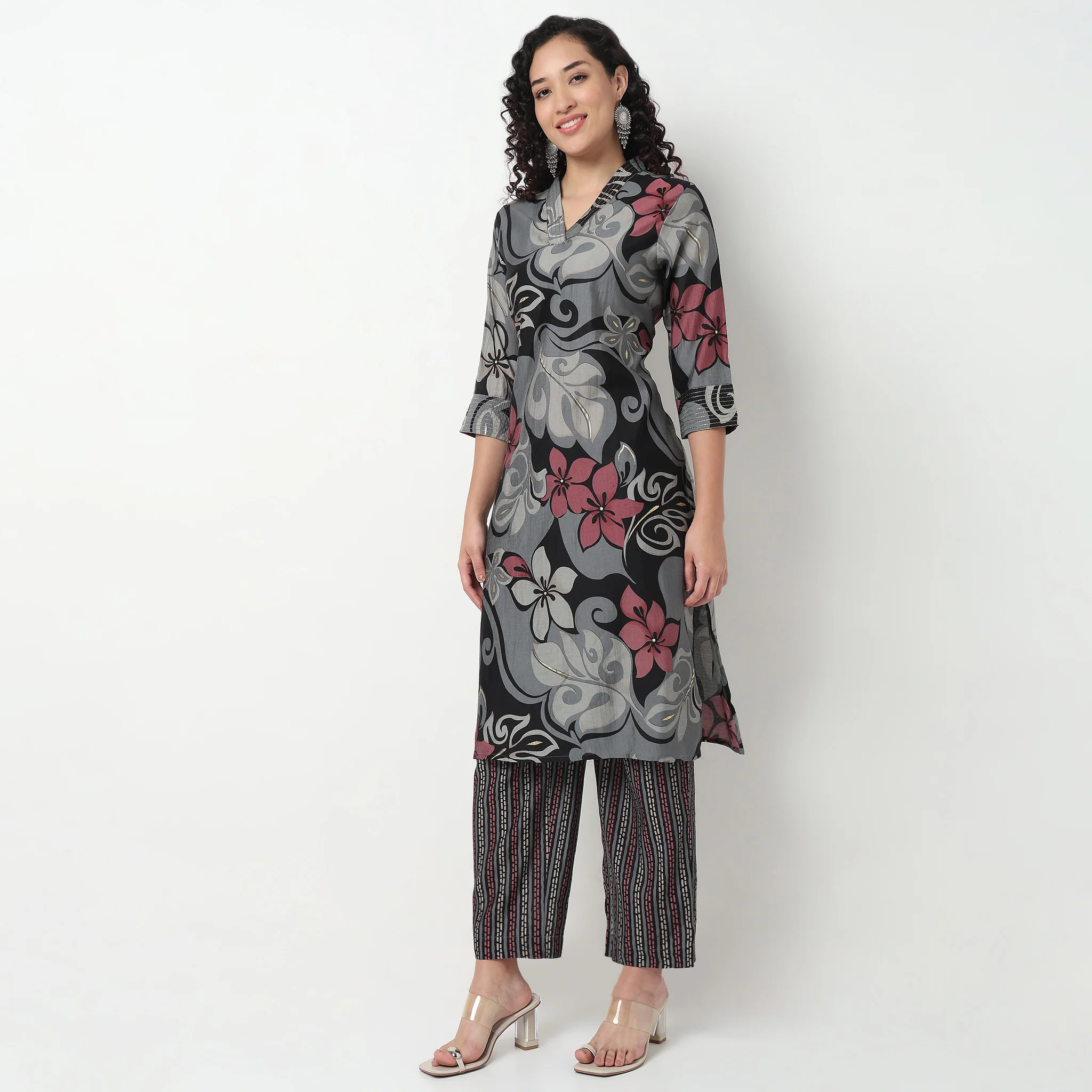 Printed V-Neck Kurta With Pant Set - Image 5
