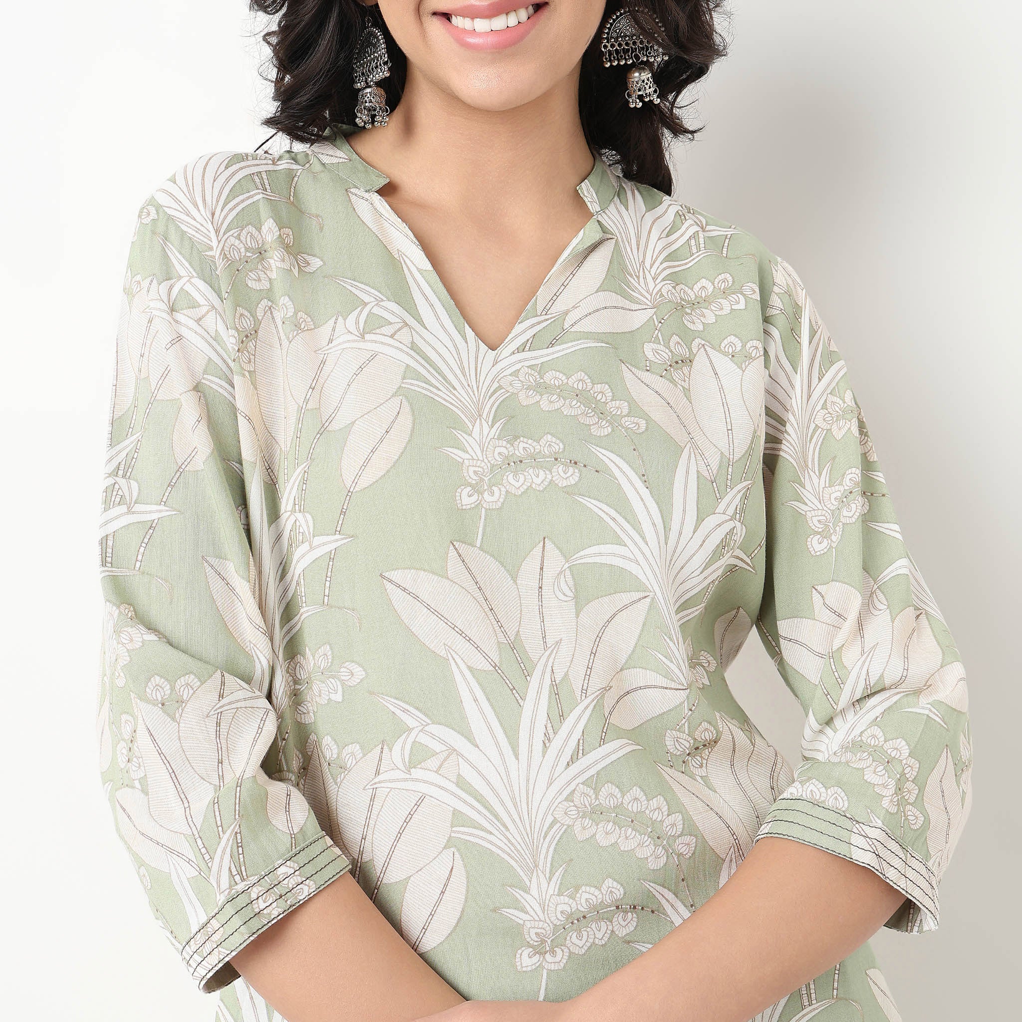 Printed V Neck Notch Collar Kurta - Image 4