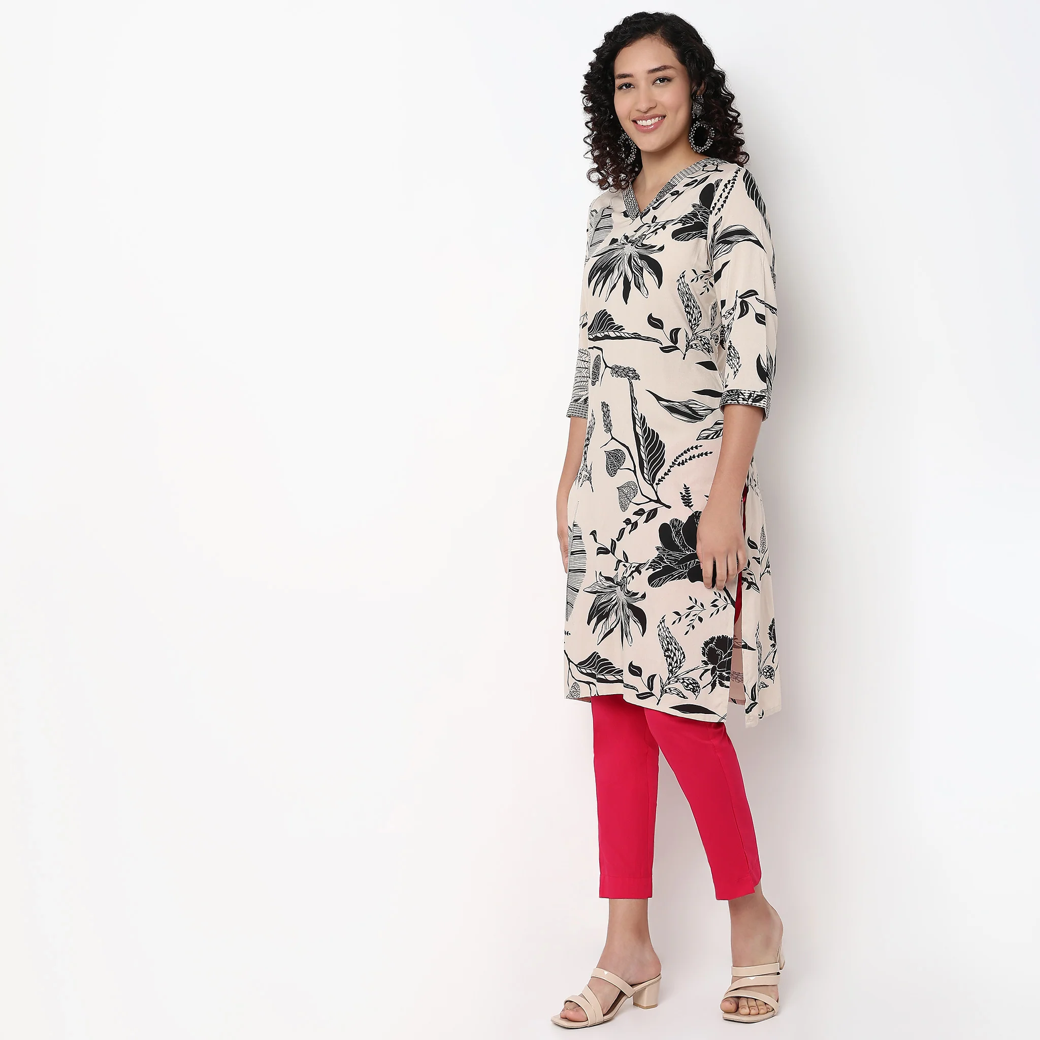 Printed V-Neck With Couching Straight Kurta - Image 5