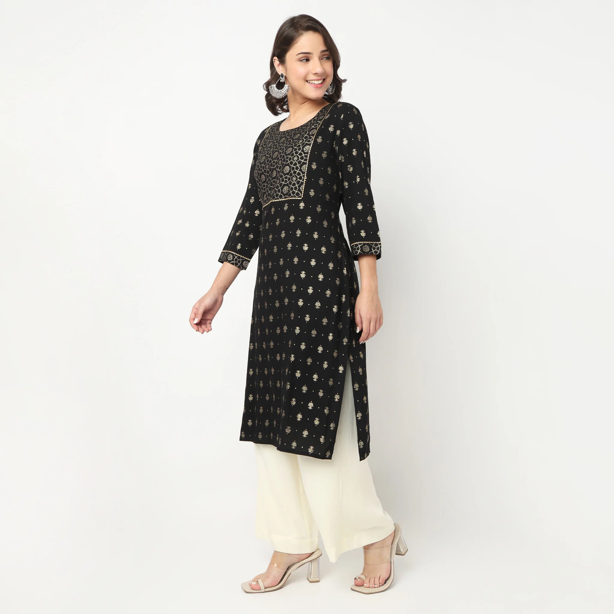 Printed Yoke With Lace Detail Kurta - Image 10