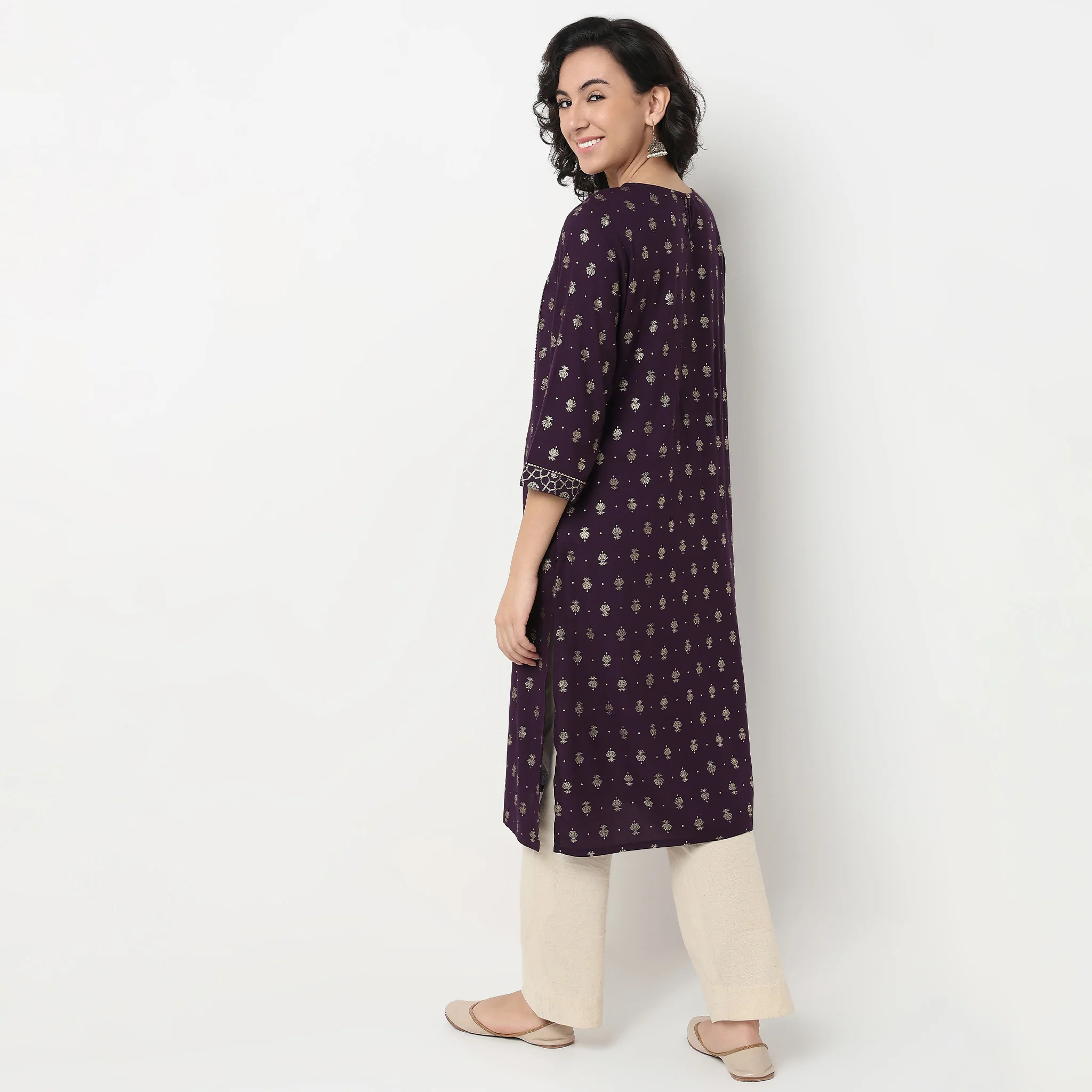 Printed Yoke With Lace Detail Kurta - Image 3