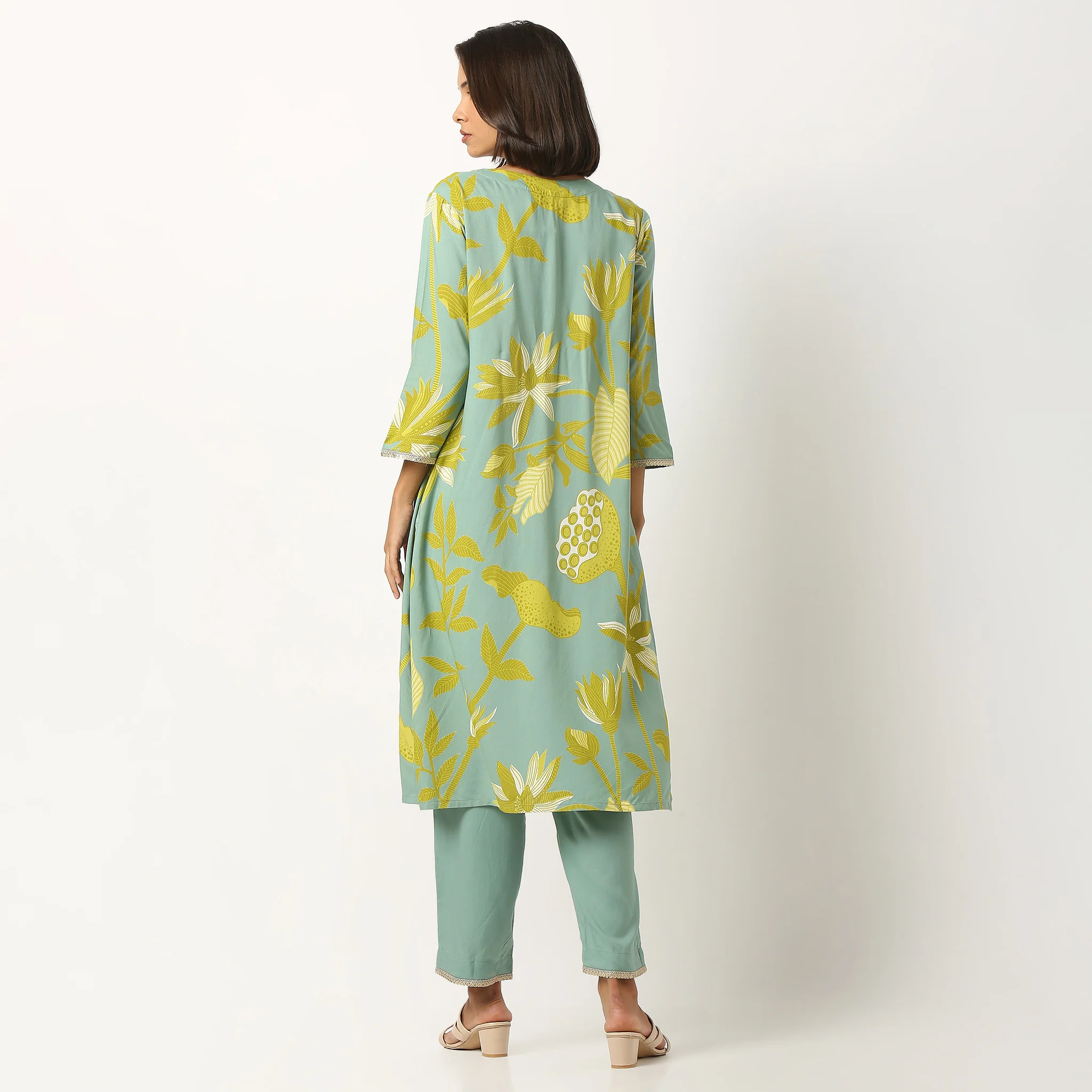Printed V-Neck Kurta With Pant Set - Image 3