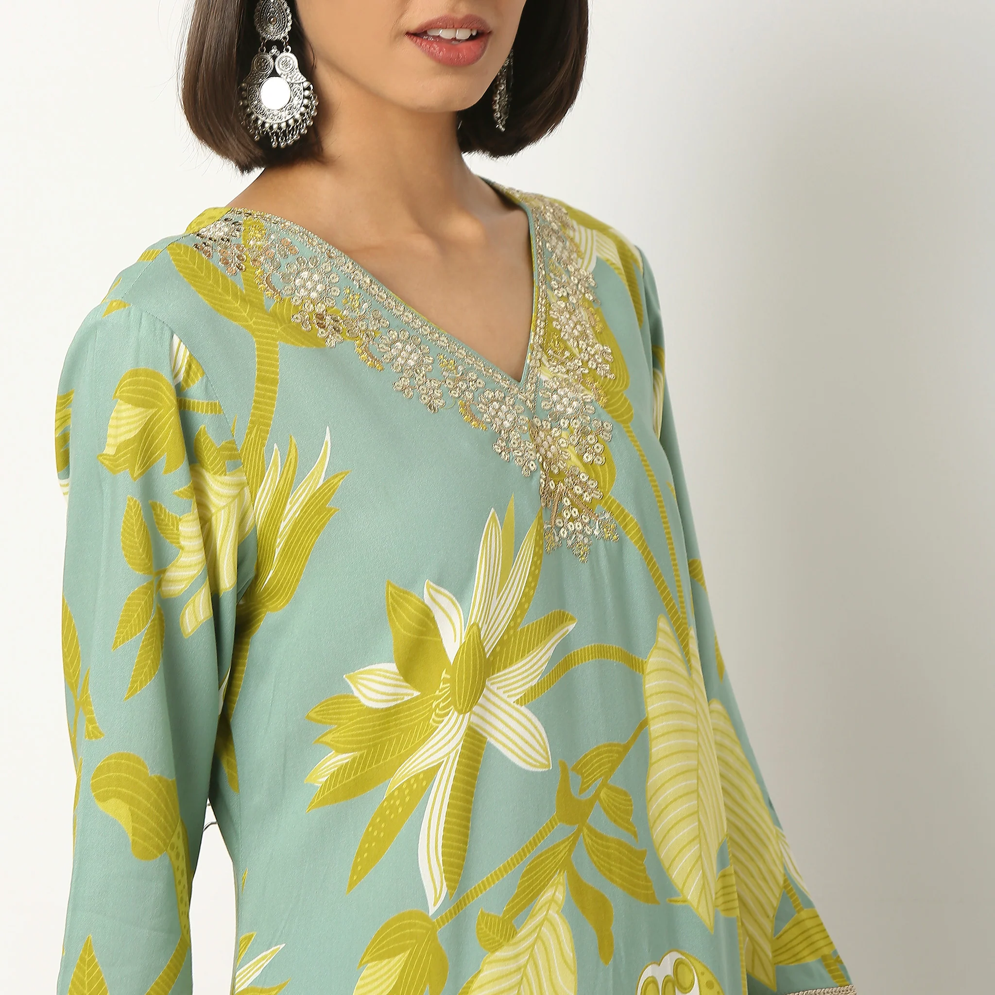 Printed V-Neck Kurta With Pant Set - Image 4