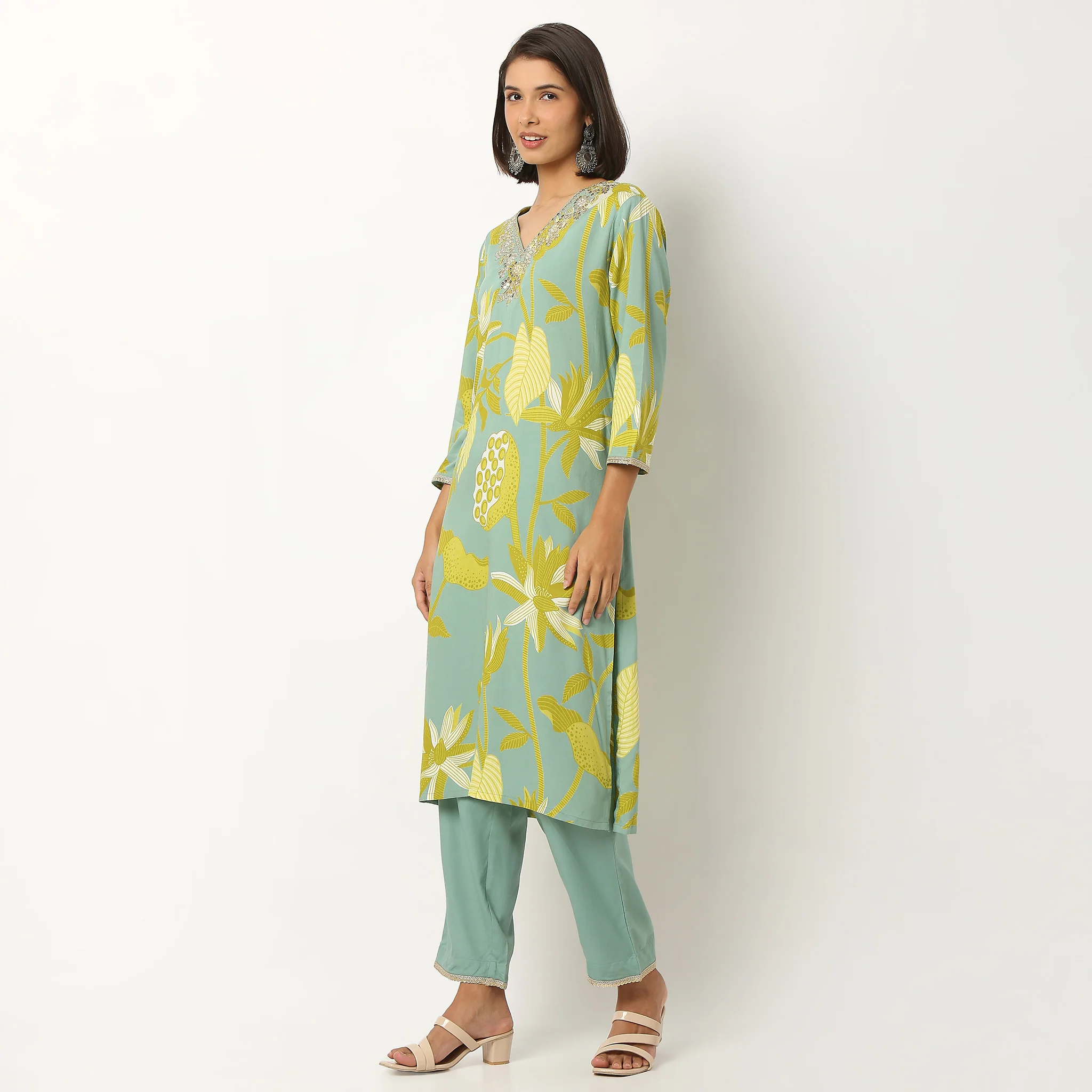 Printed V-Neck Kurta With Pant Set - Image 5