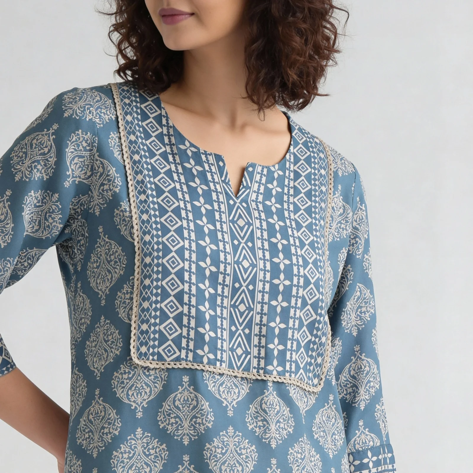 Printed Yoke With Scallop Lace Detailing Long Kurta - Image 4