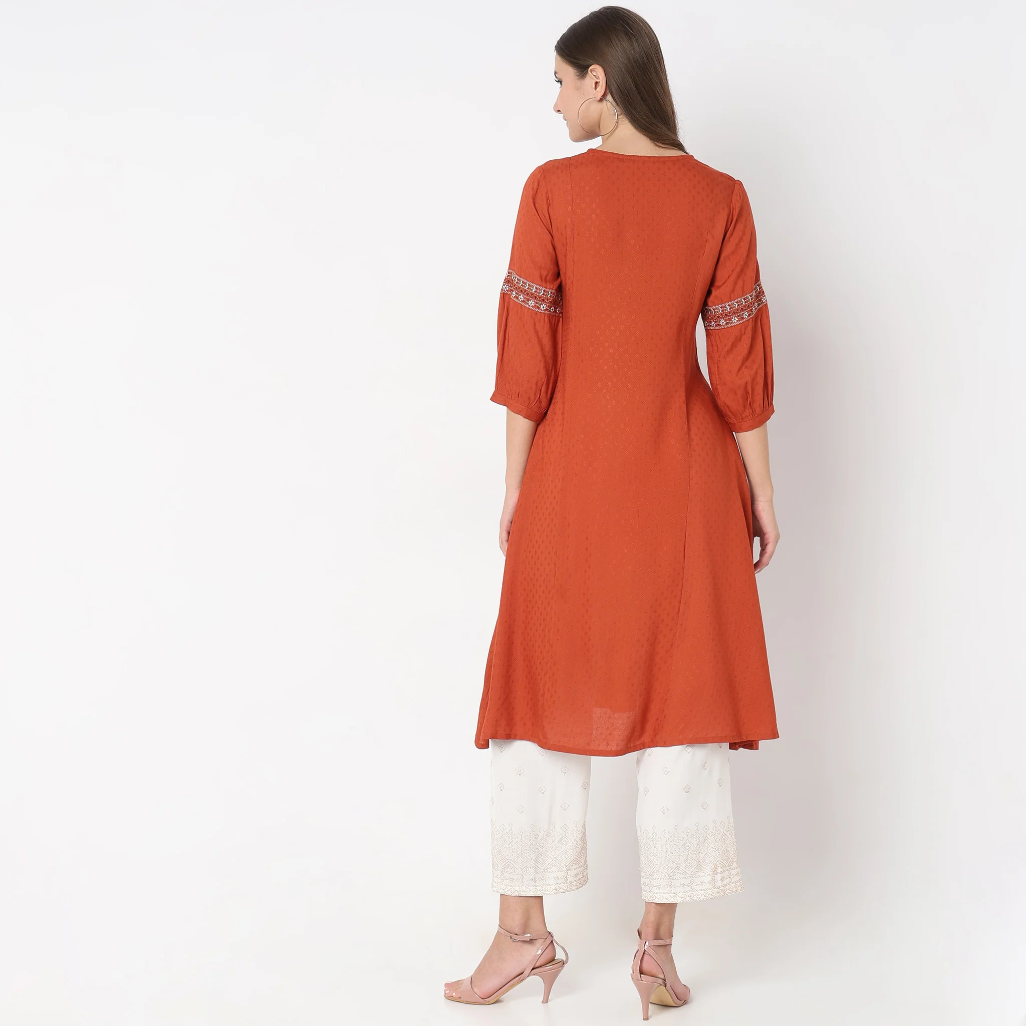 Regular Fit Embellished Kurta - Image 3