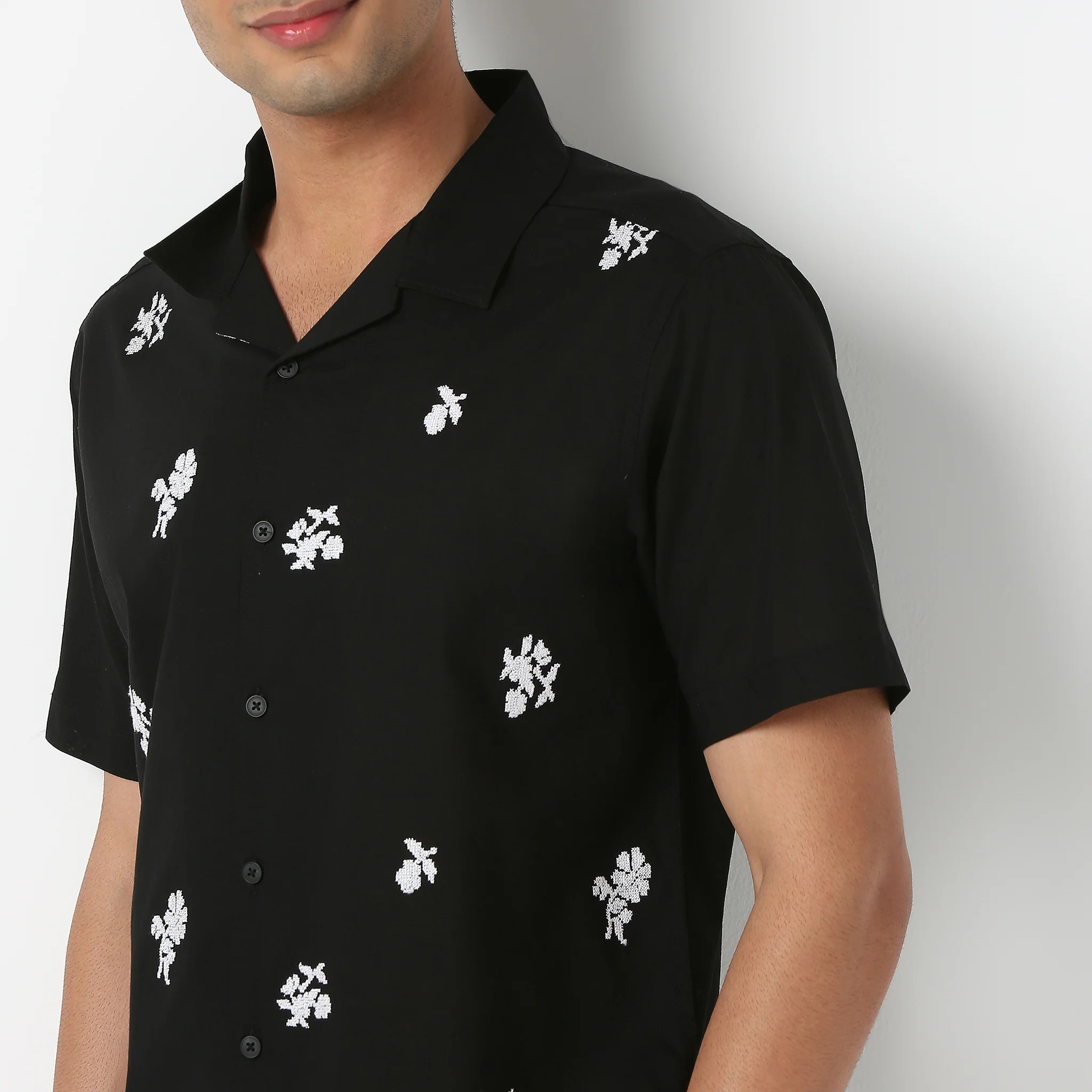 Moodᵉˣ Shirt - Camp Collar Solid With Embroidery Pattern - Image 4