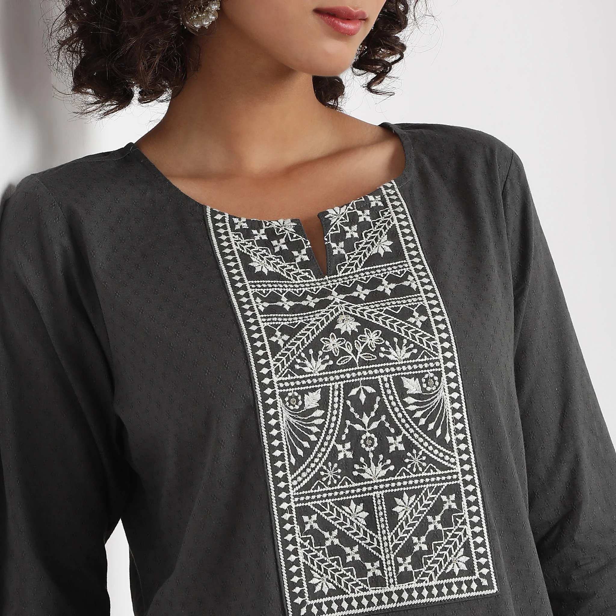 Regular Fit Embroidered Kurta - Image 4