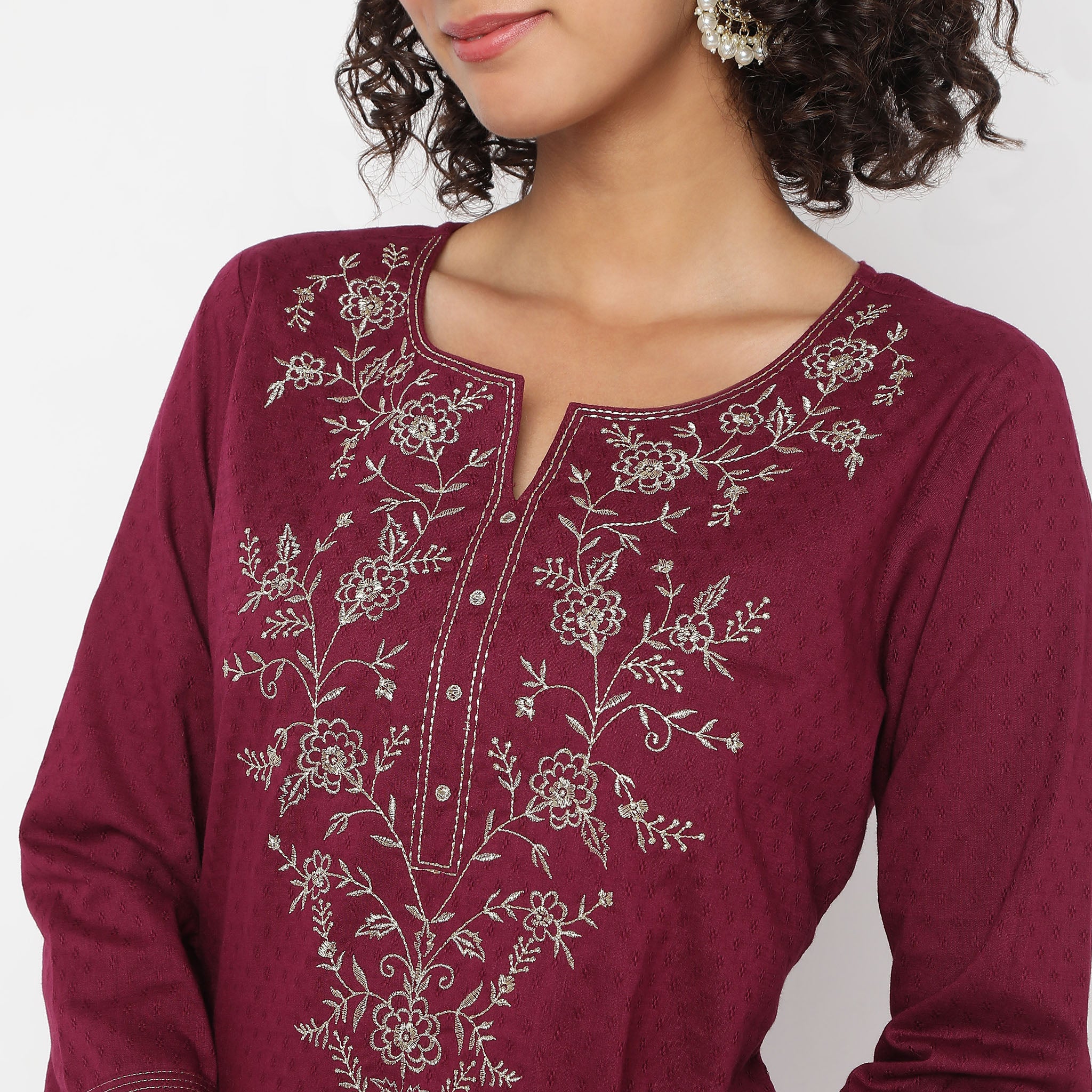 Regular Fit Embroidered Kurta - Image 4