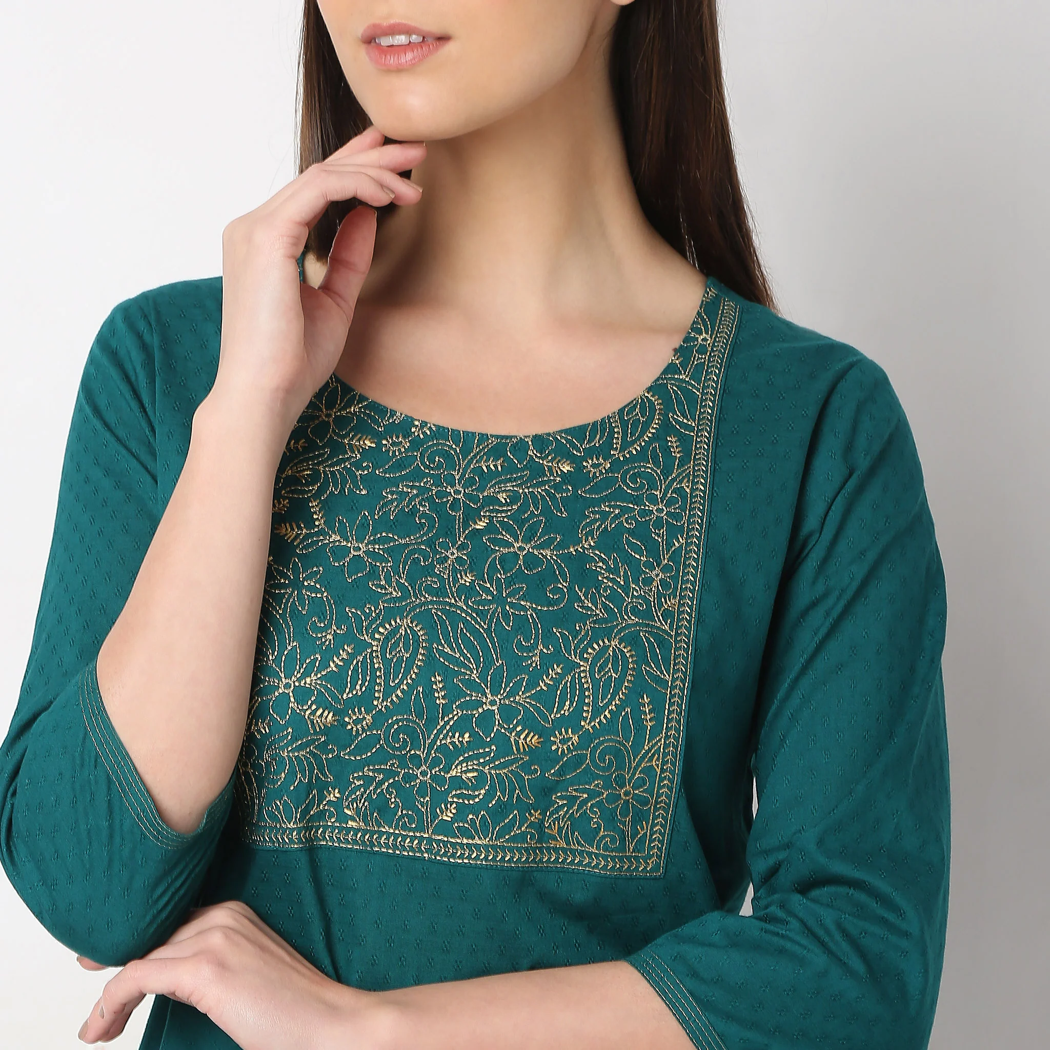 Regular Fit Embroidered Kurta - Image 4