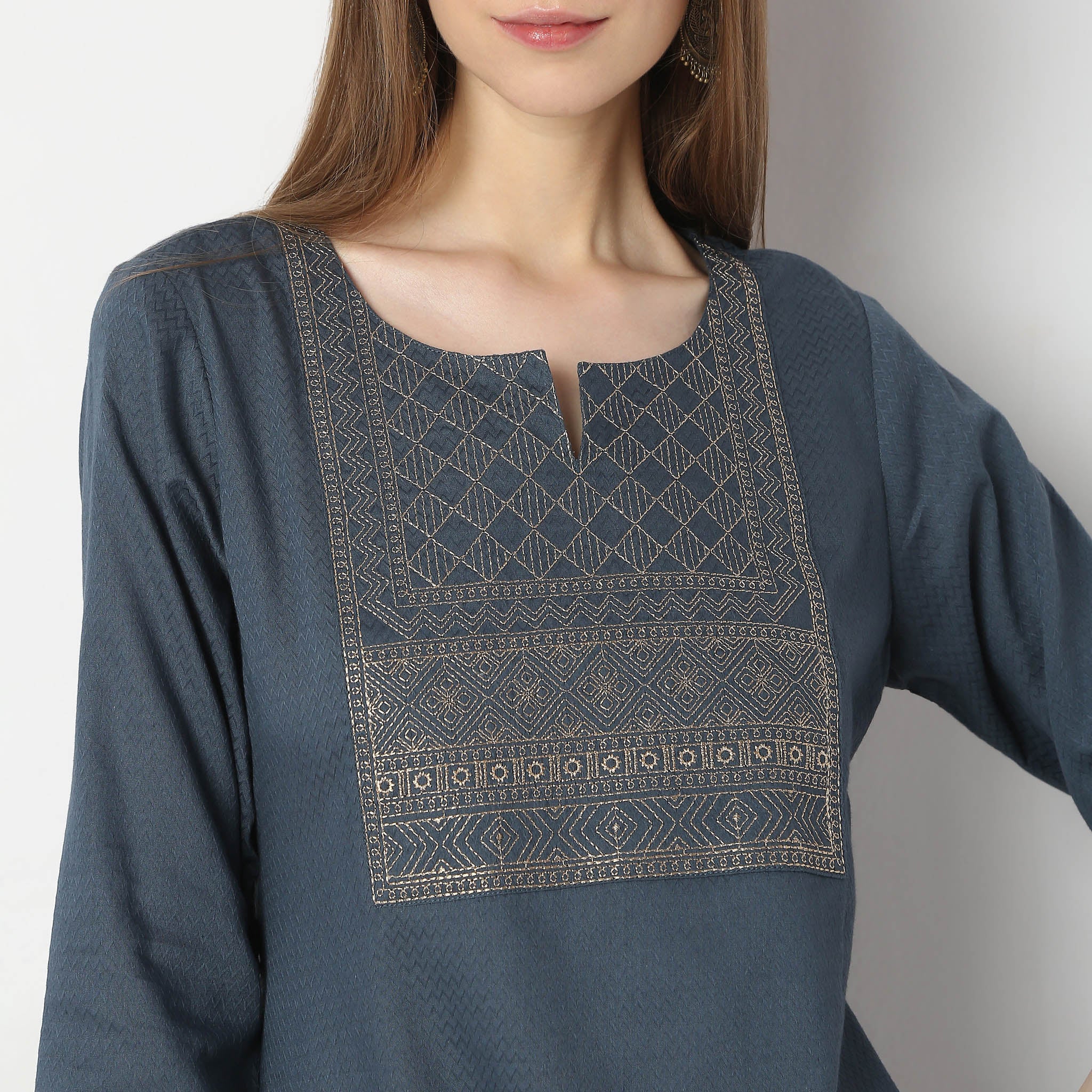 Regular Fit Embroidered Kurta - Image 4