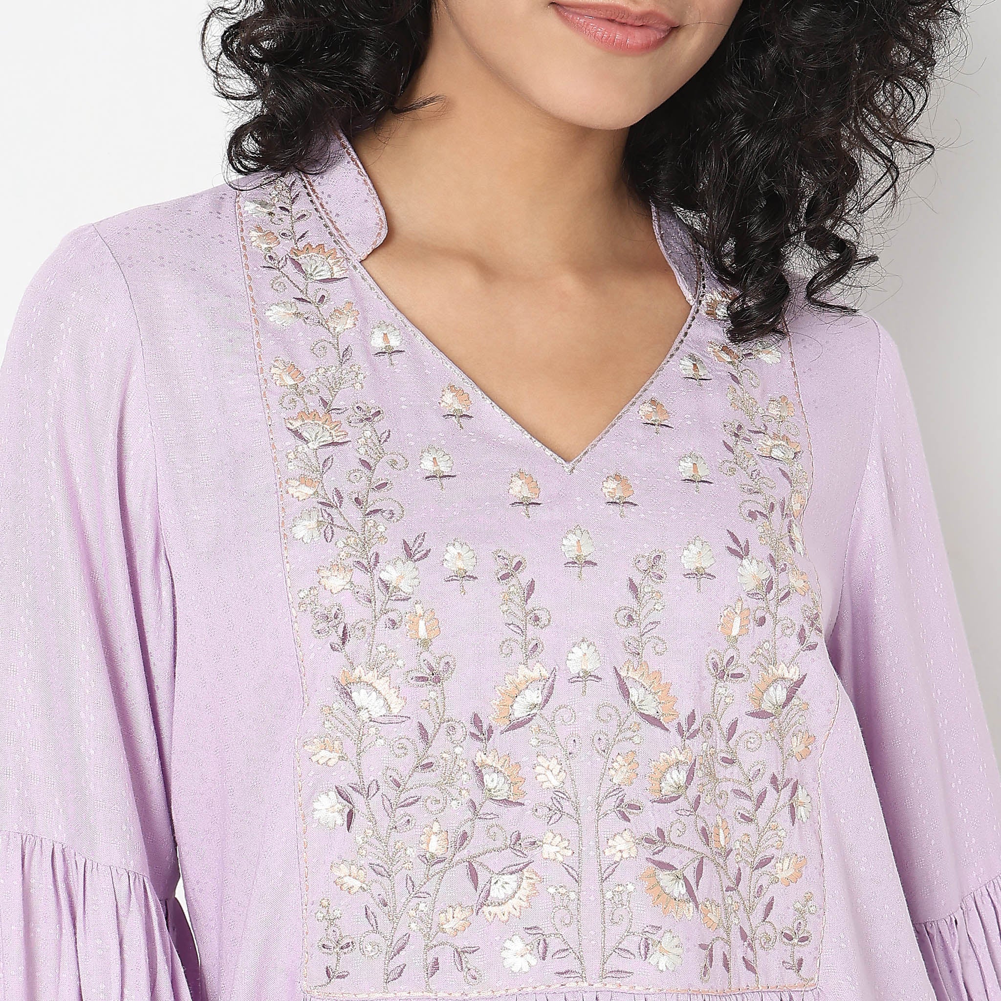 Regular Fit Embroidered Kurta - Image 4