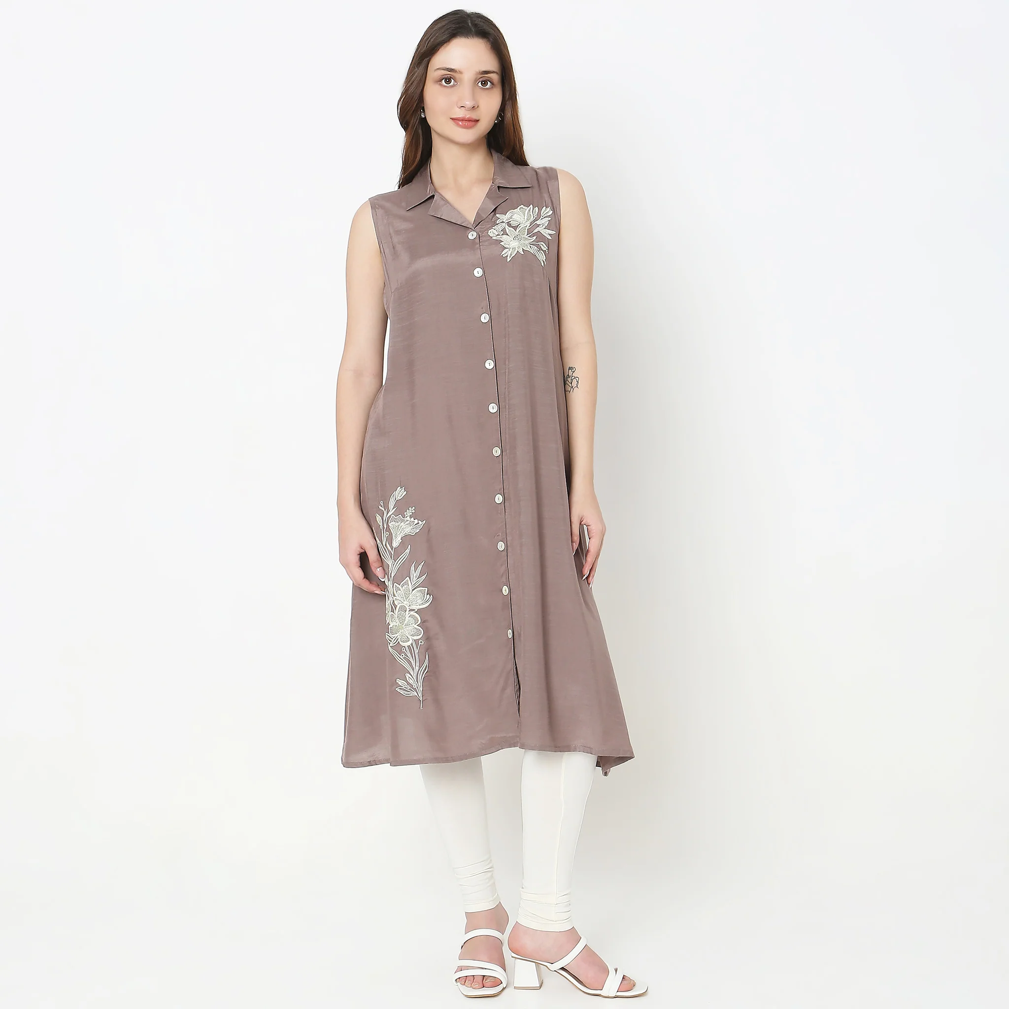 Regular Fit Embroidered Kurta - Image 2