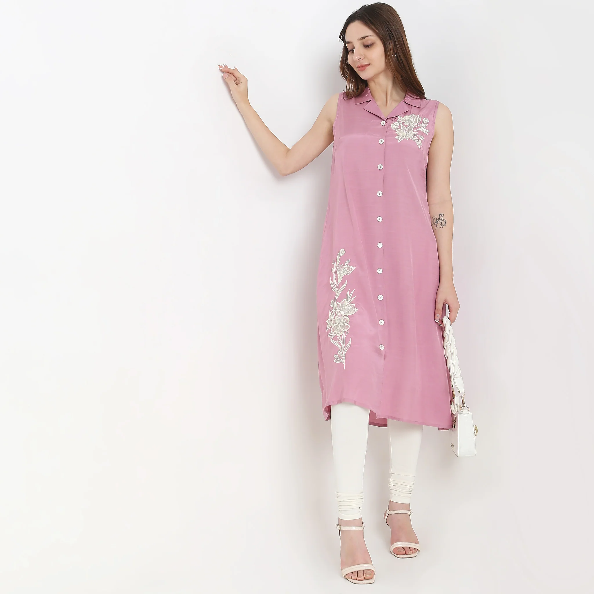 Regular Fit Embroidered Kurta - Image 6