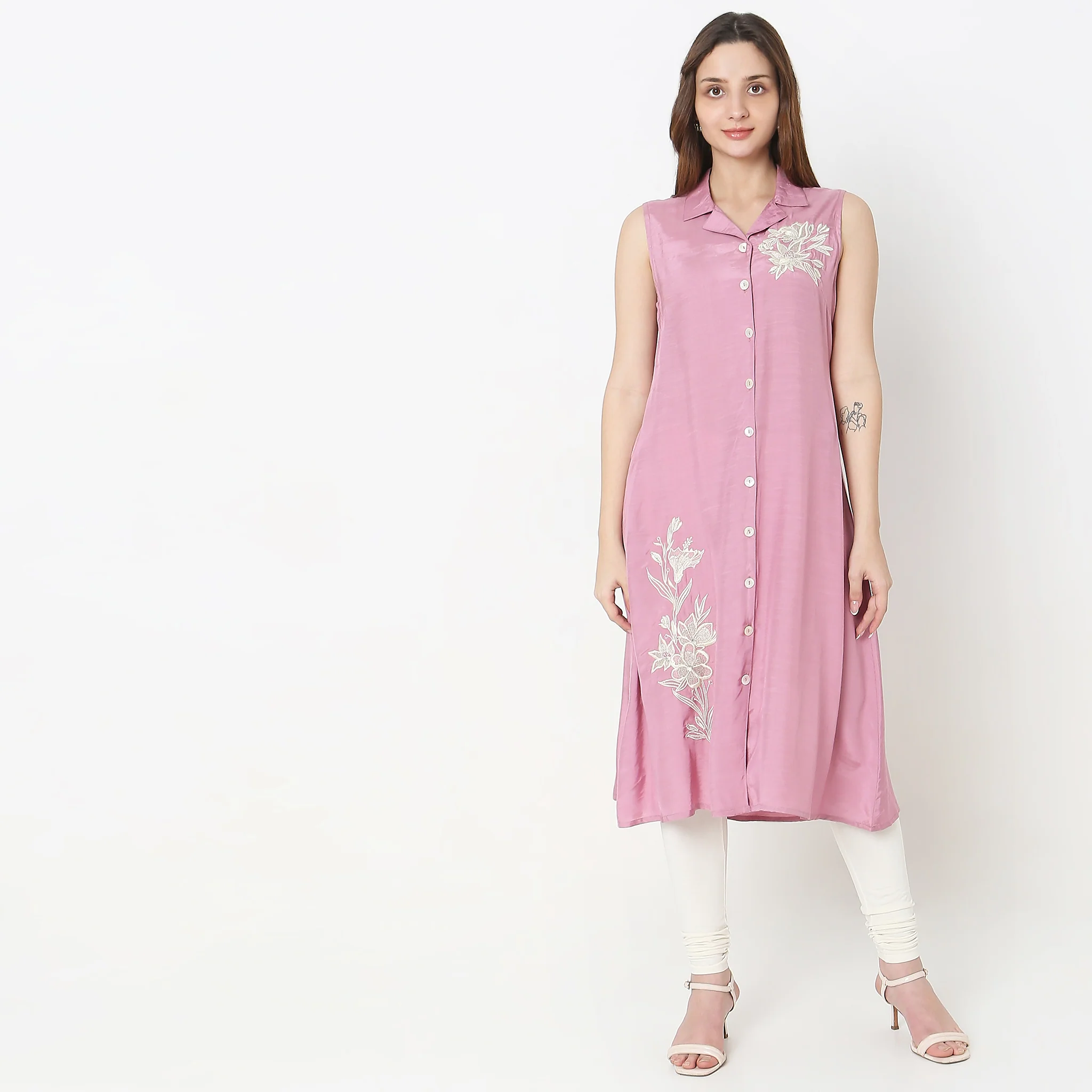 Regular Fit Embroidered Kurta - Image 7