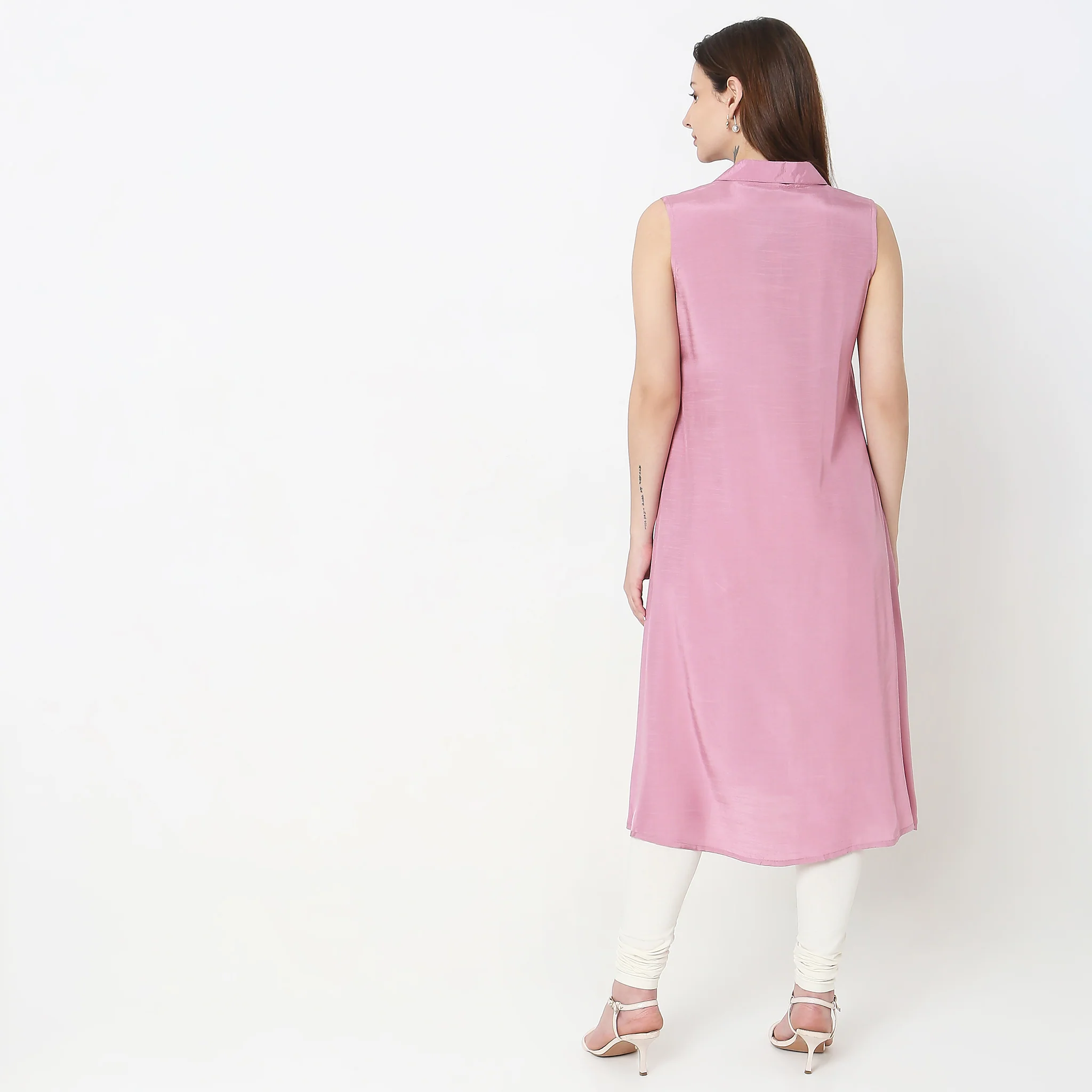 Regular Fit Embroidered Kurta - Image 8