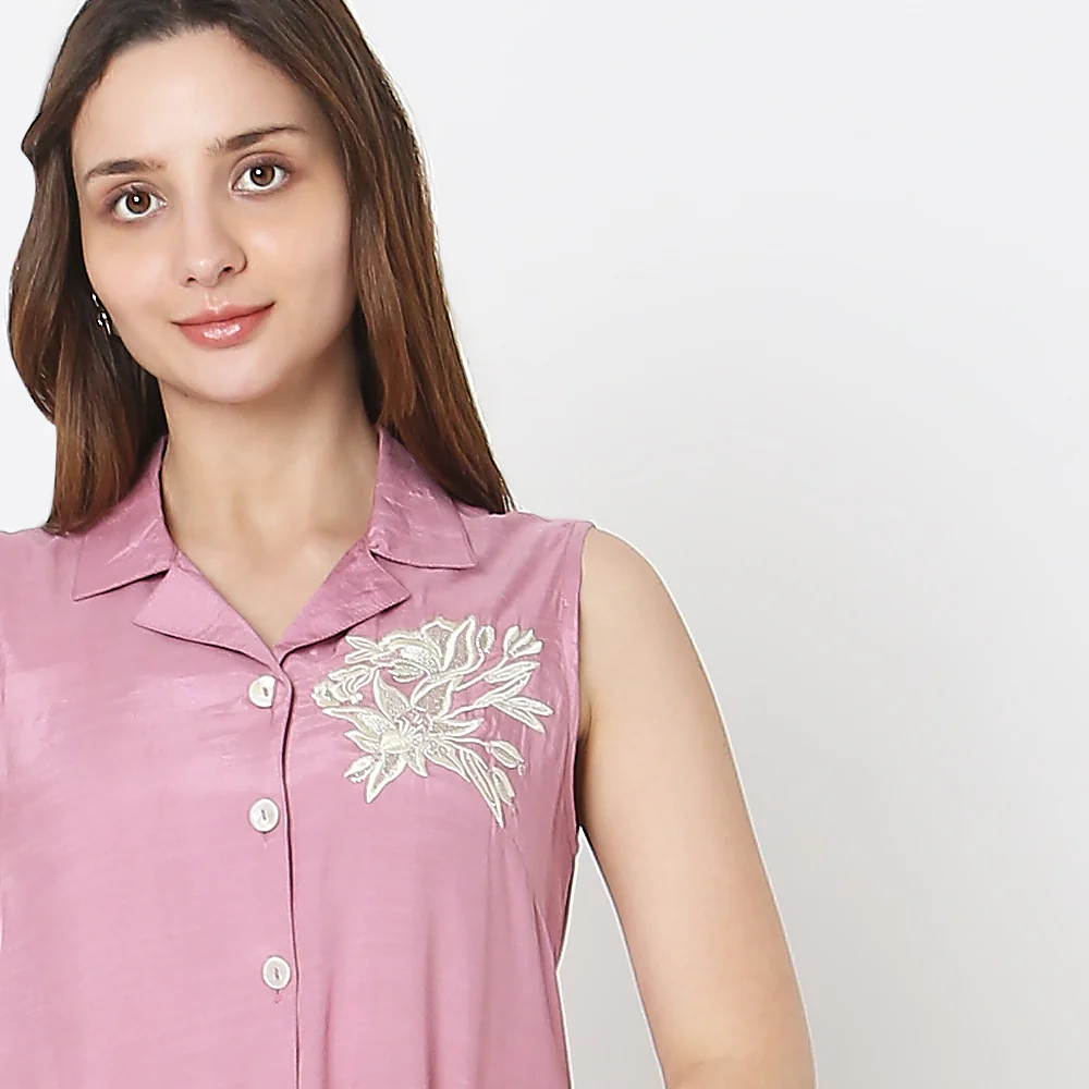 Regular Fit Embroidered Kurta - Image 9