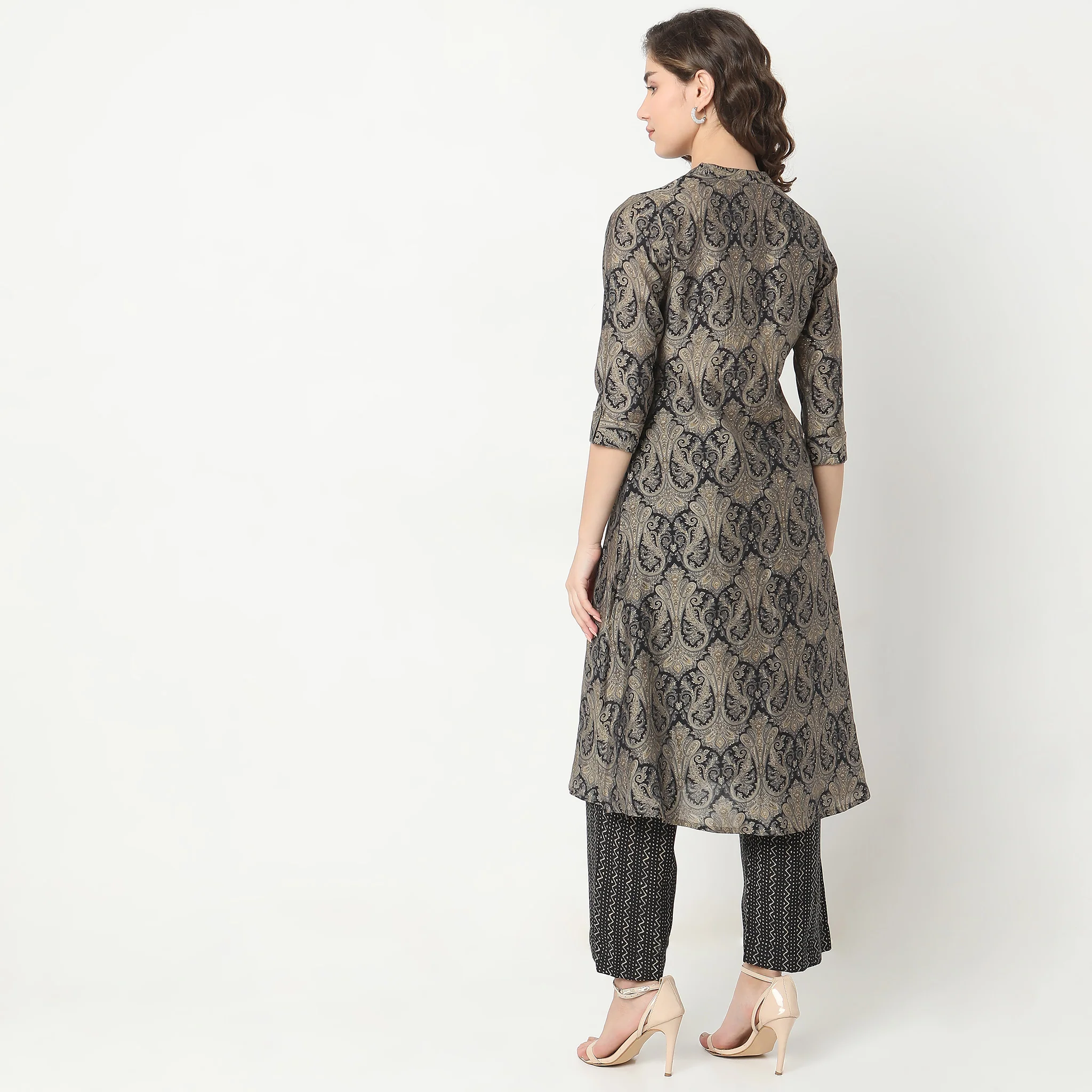 Regular Fit Printed Kurta With Pant Set - Image 3