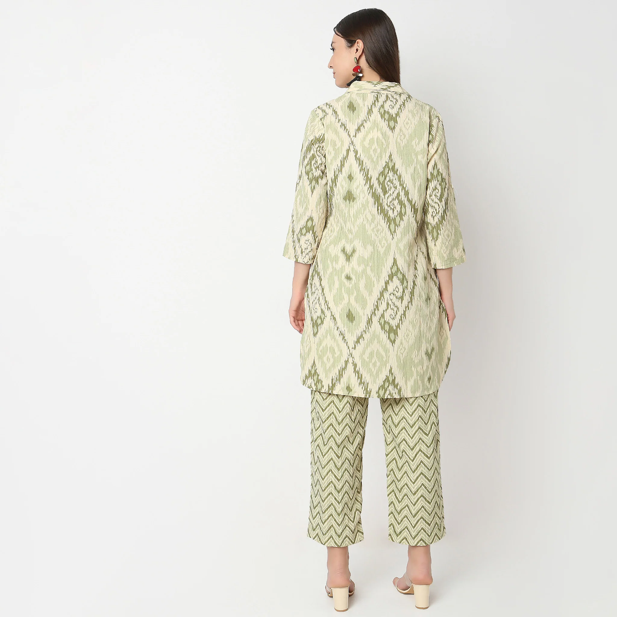 Regular Fit Printed Kurta With Pant Set - Image 3