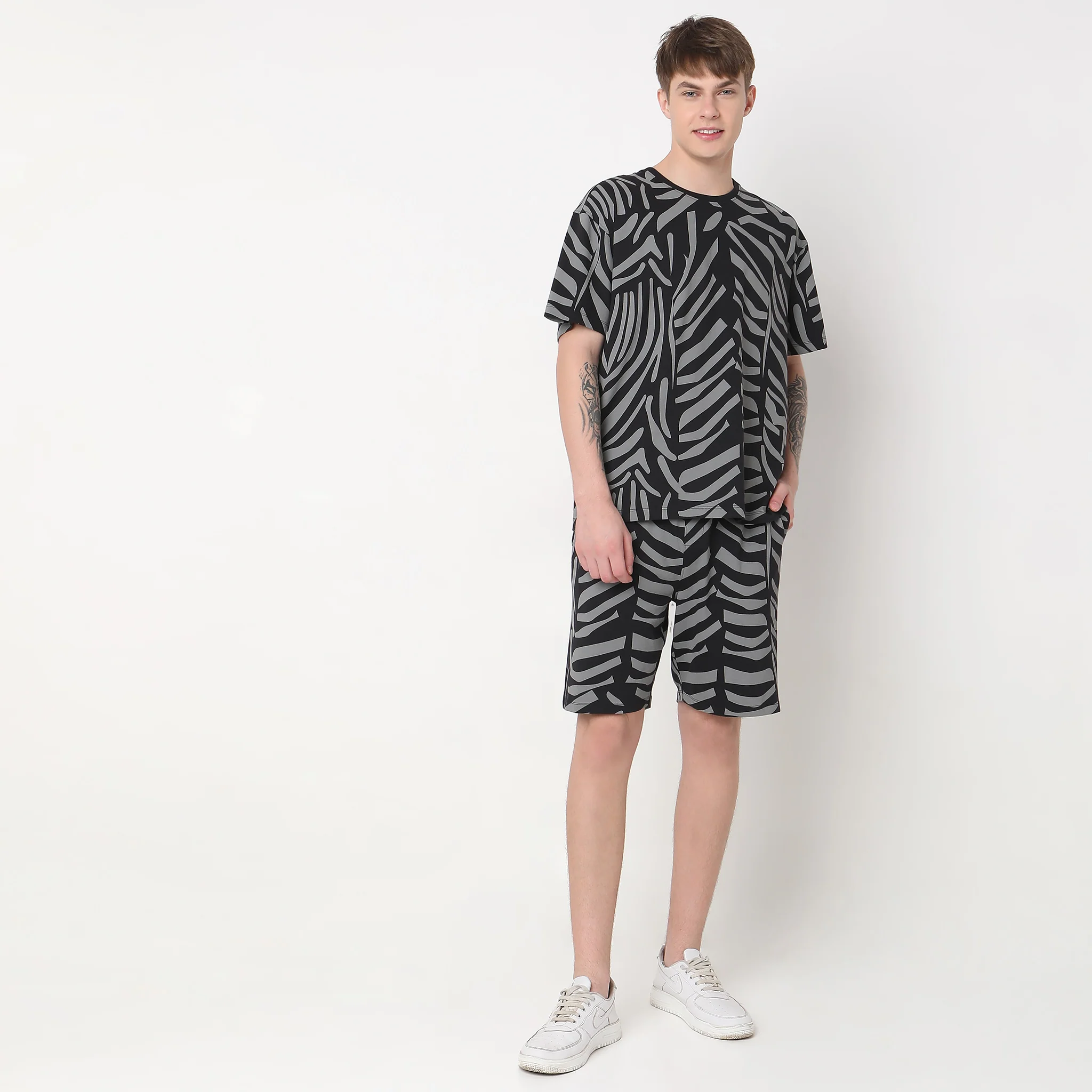Regular Fit Printed Mid Rise Shorts - Image 2