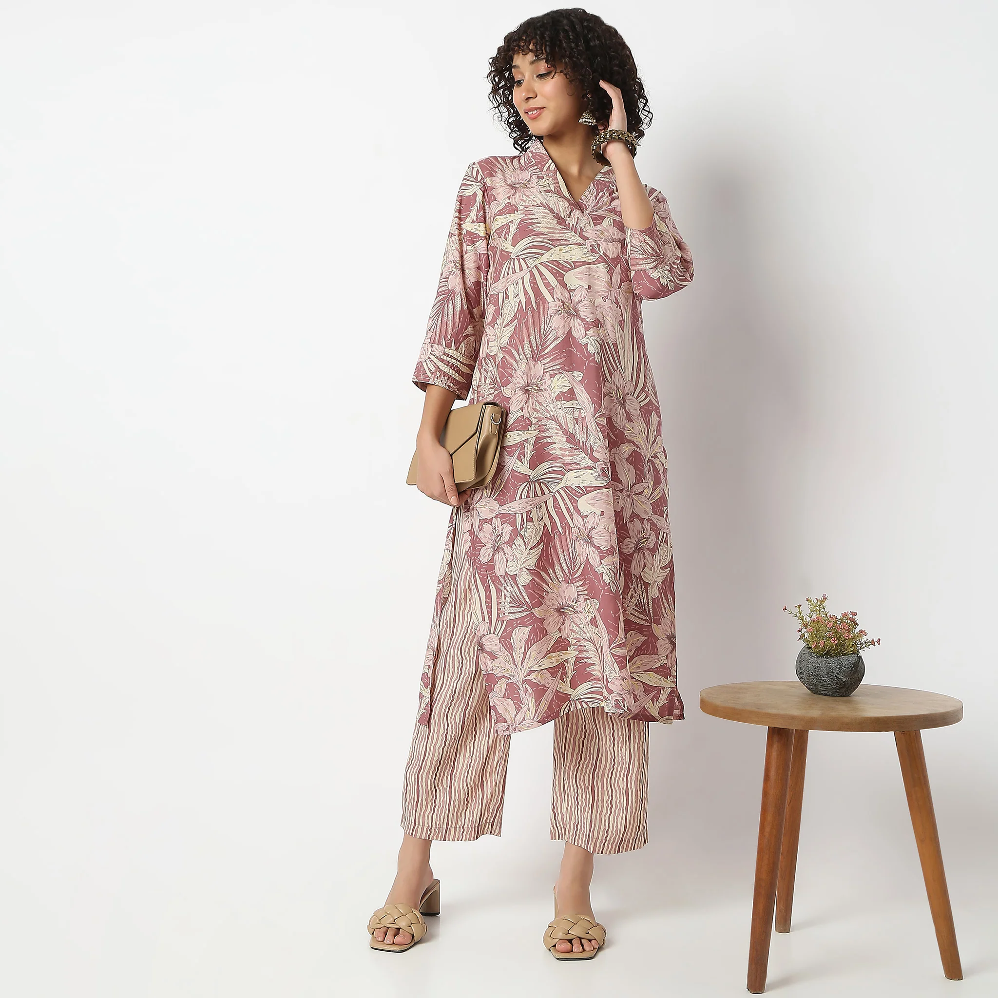Regular Fit Printed V-Neck Kurta With Pant Set - Image 8