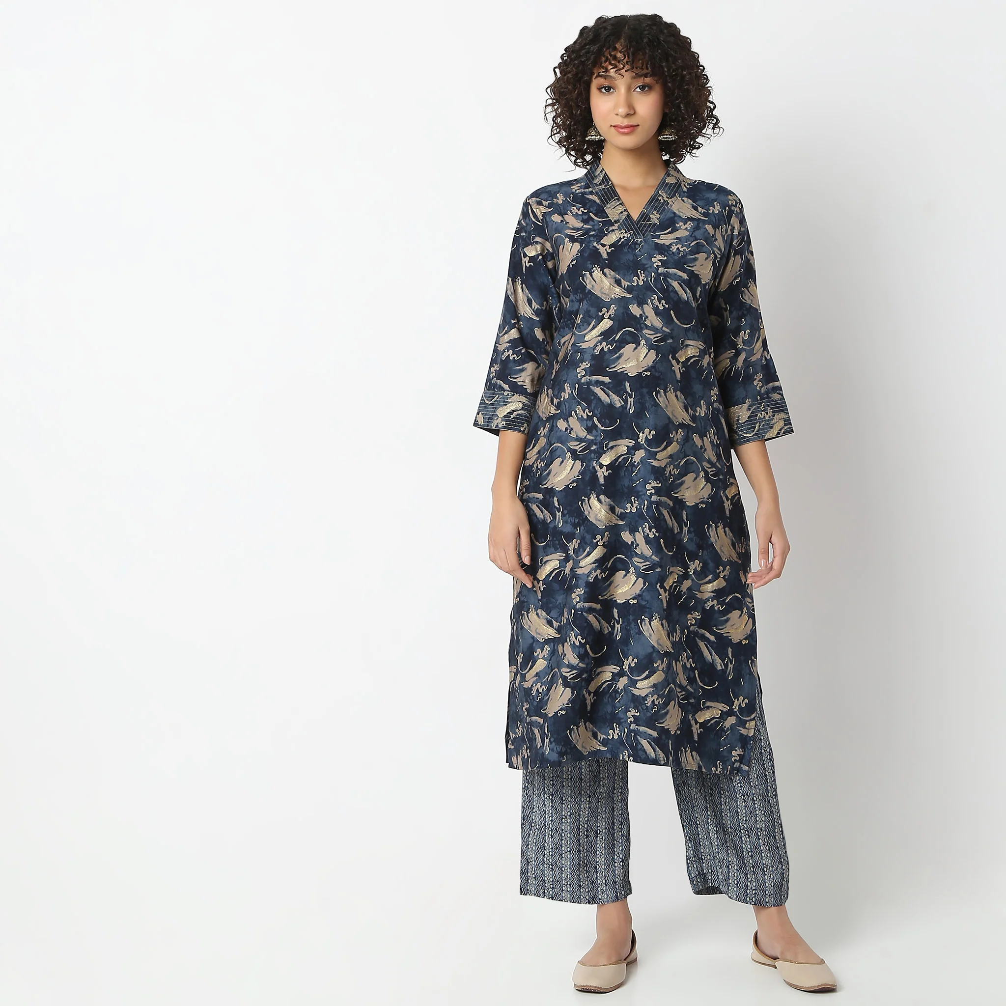 Regular Fit Printed V-Neck Kurta With Pant Set - Image 2