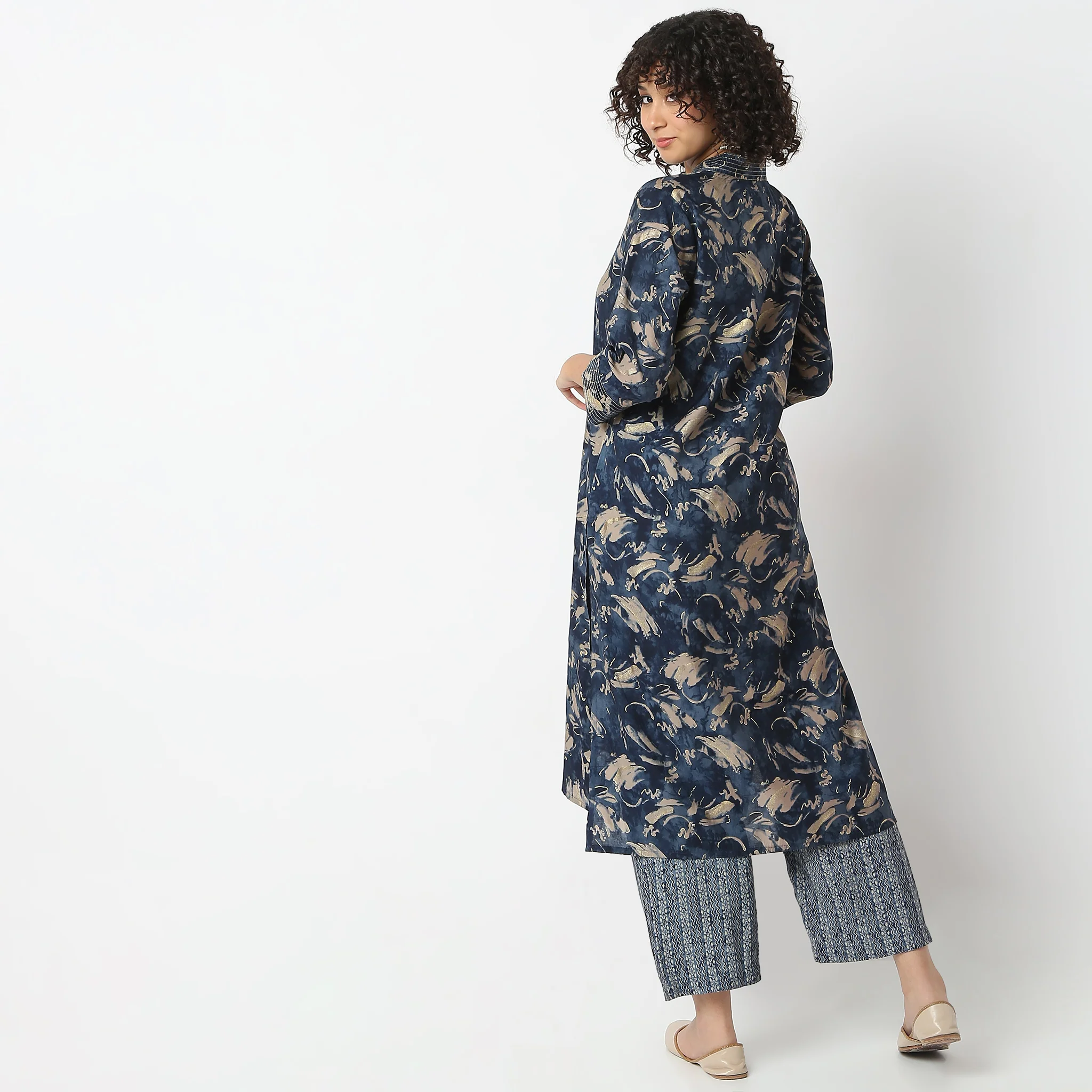 Regular Fit Printed V-Neck Kurta With Pant Set - Image 3