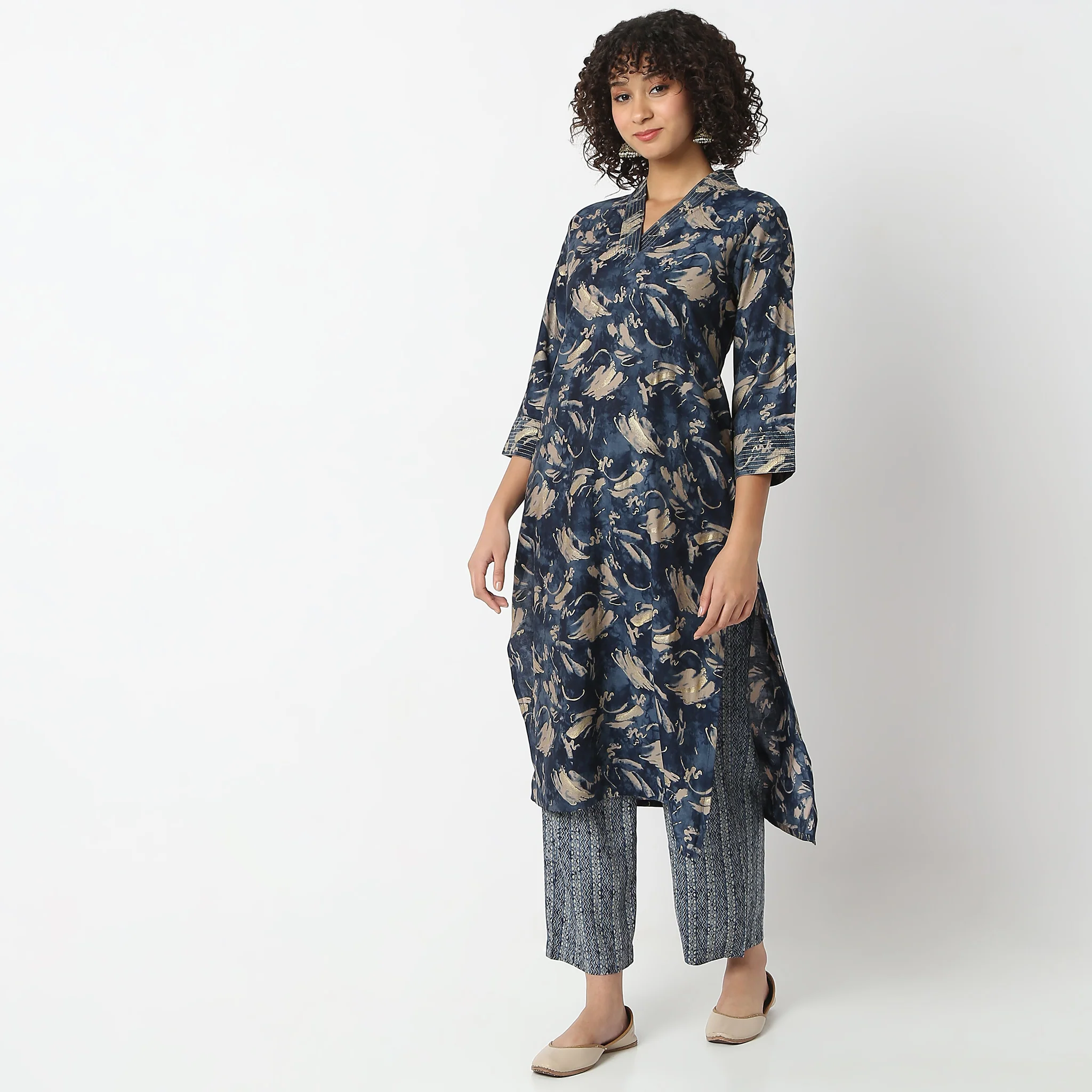 Regular Fit Printed V-Neck Kurta With Pant Set - Image 5