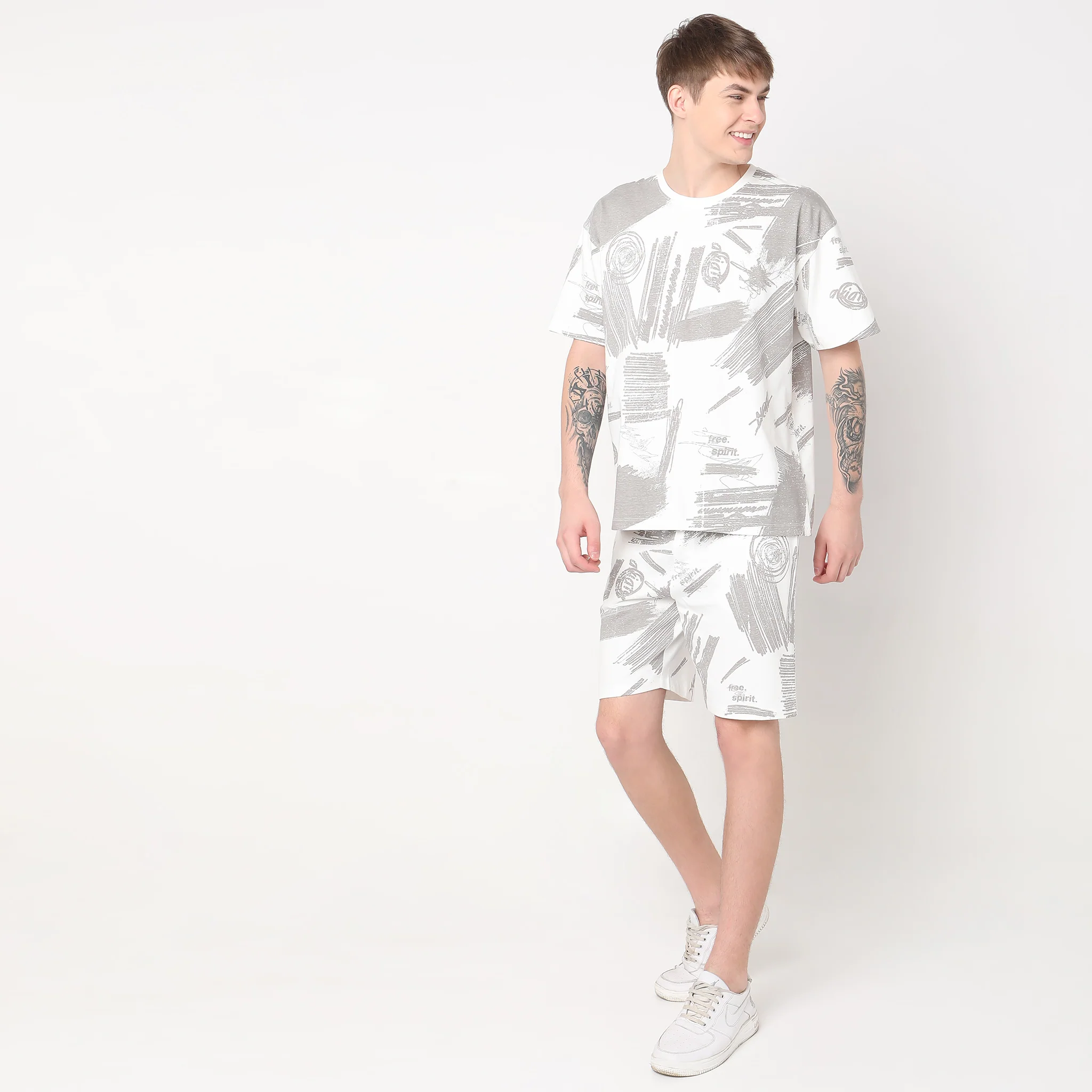 Regular Fit Solid Mid Rise Shorts - Image 4