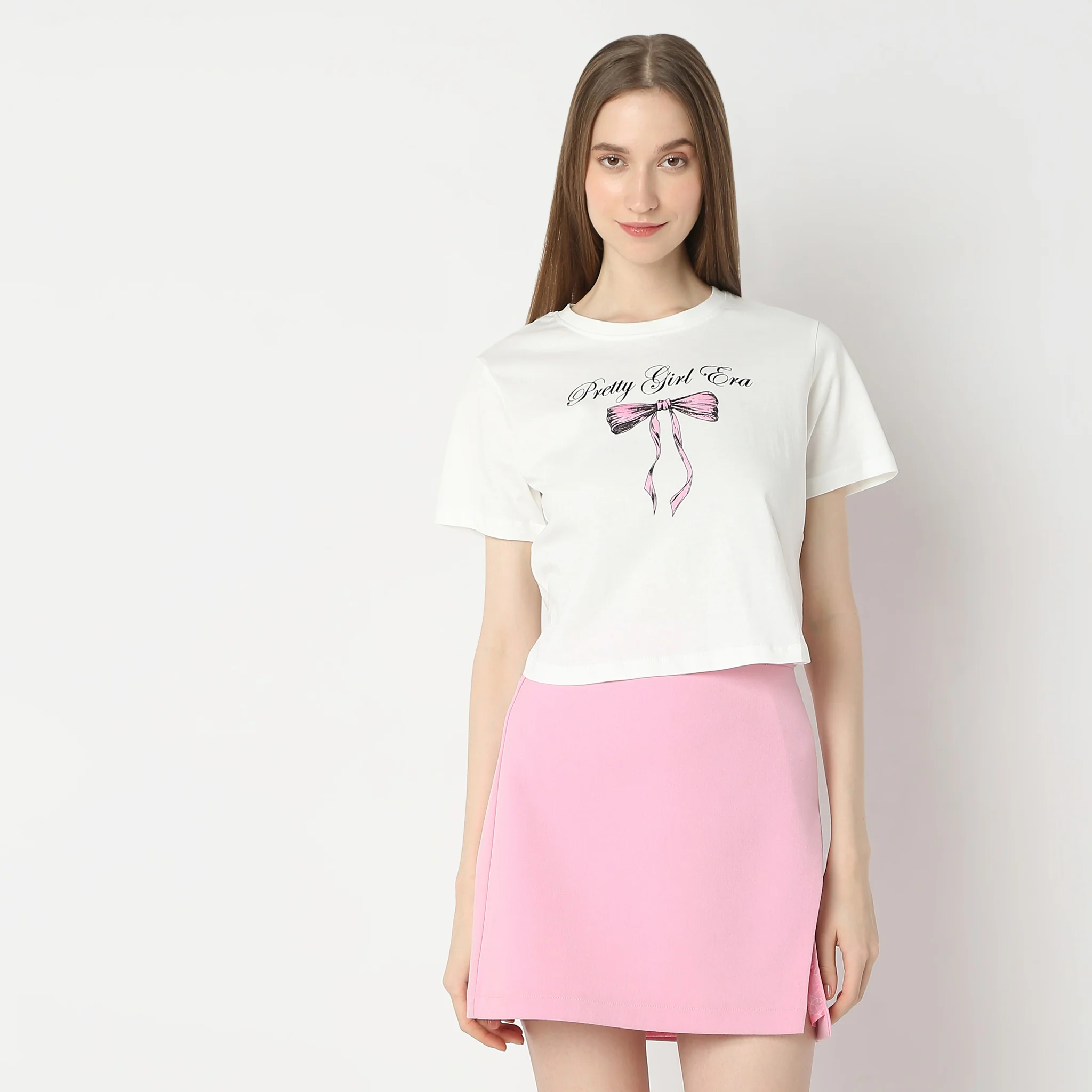 Cute Printed Bow Graphic With The Text "Pretty Girl Era" Cropped T-Shirt - Image 2