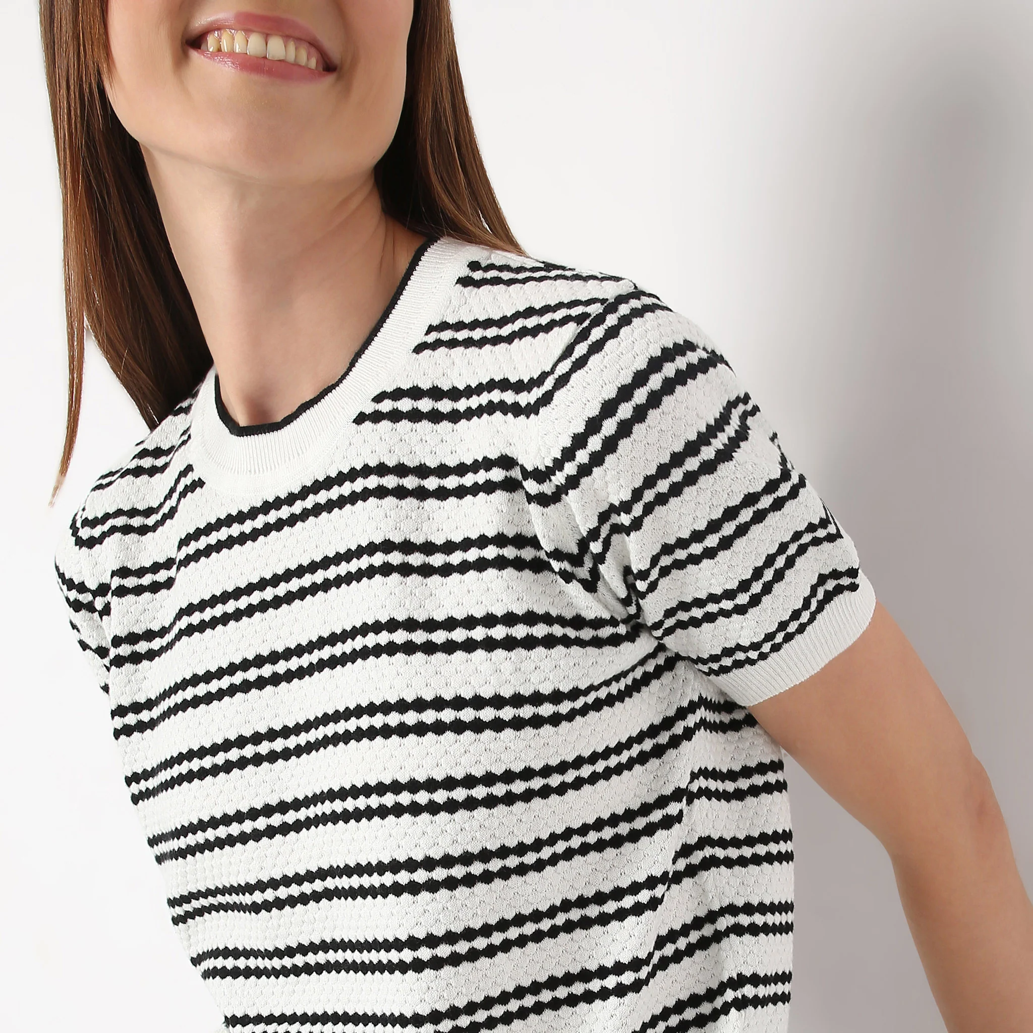 Crew Neck Short Sleeve Kniited Structured Stripped T-Shirt - Image 5