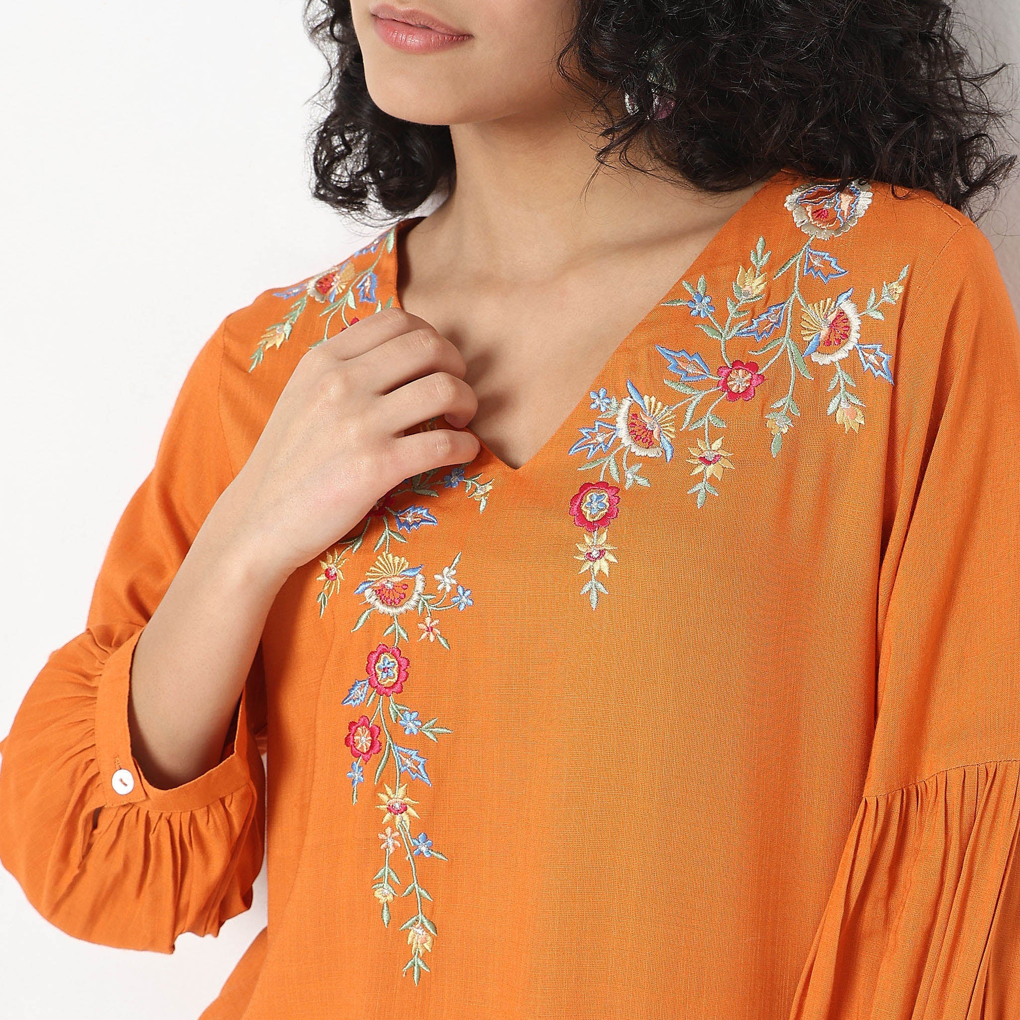 Relaxed Fit Embroidered Kurta - Image 4