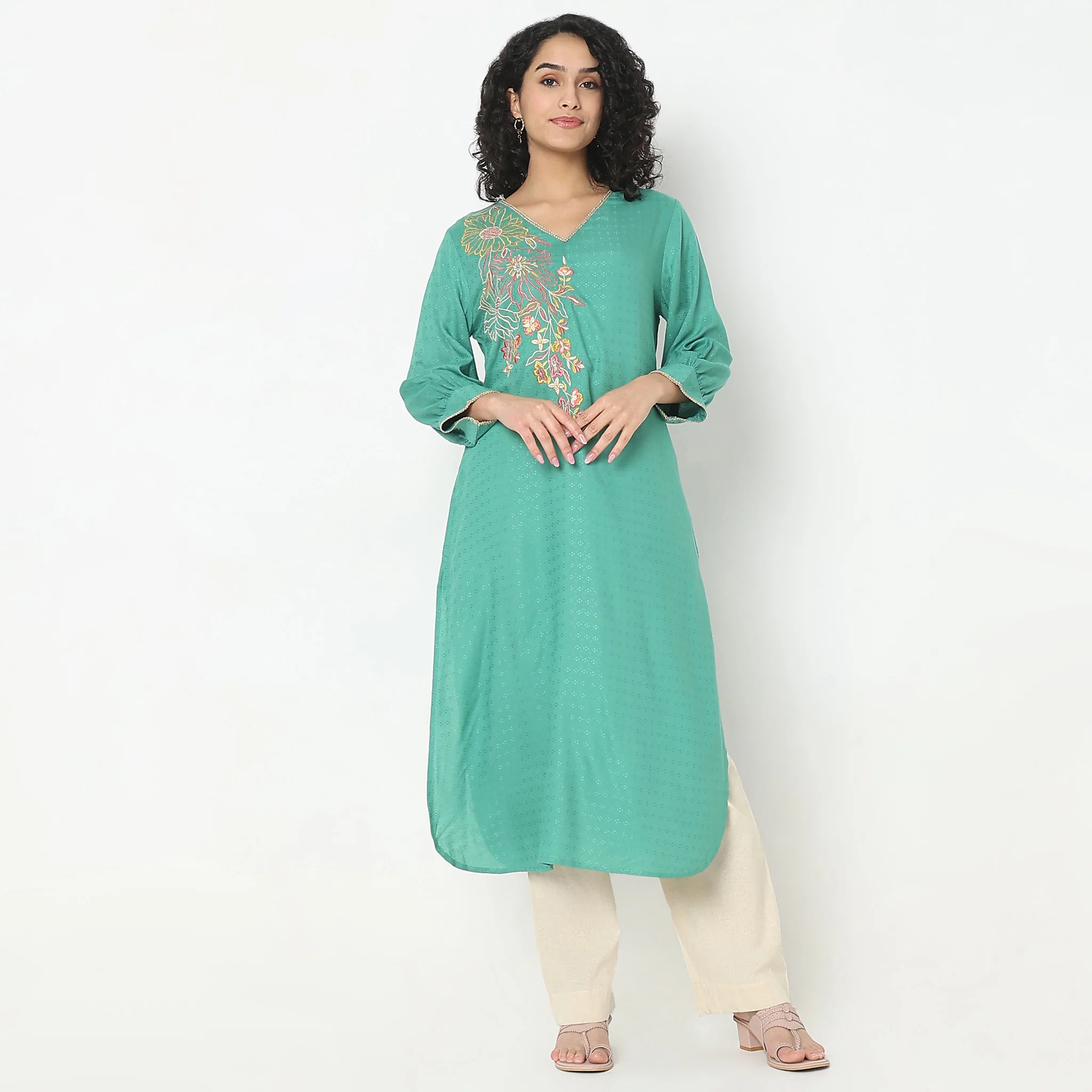 Relaxed Fit Embroidered Kurta - Image 2